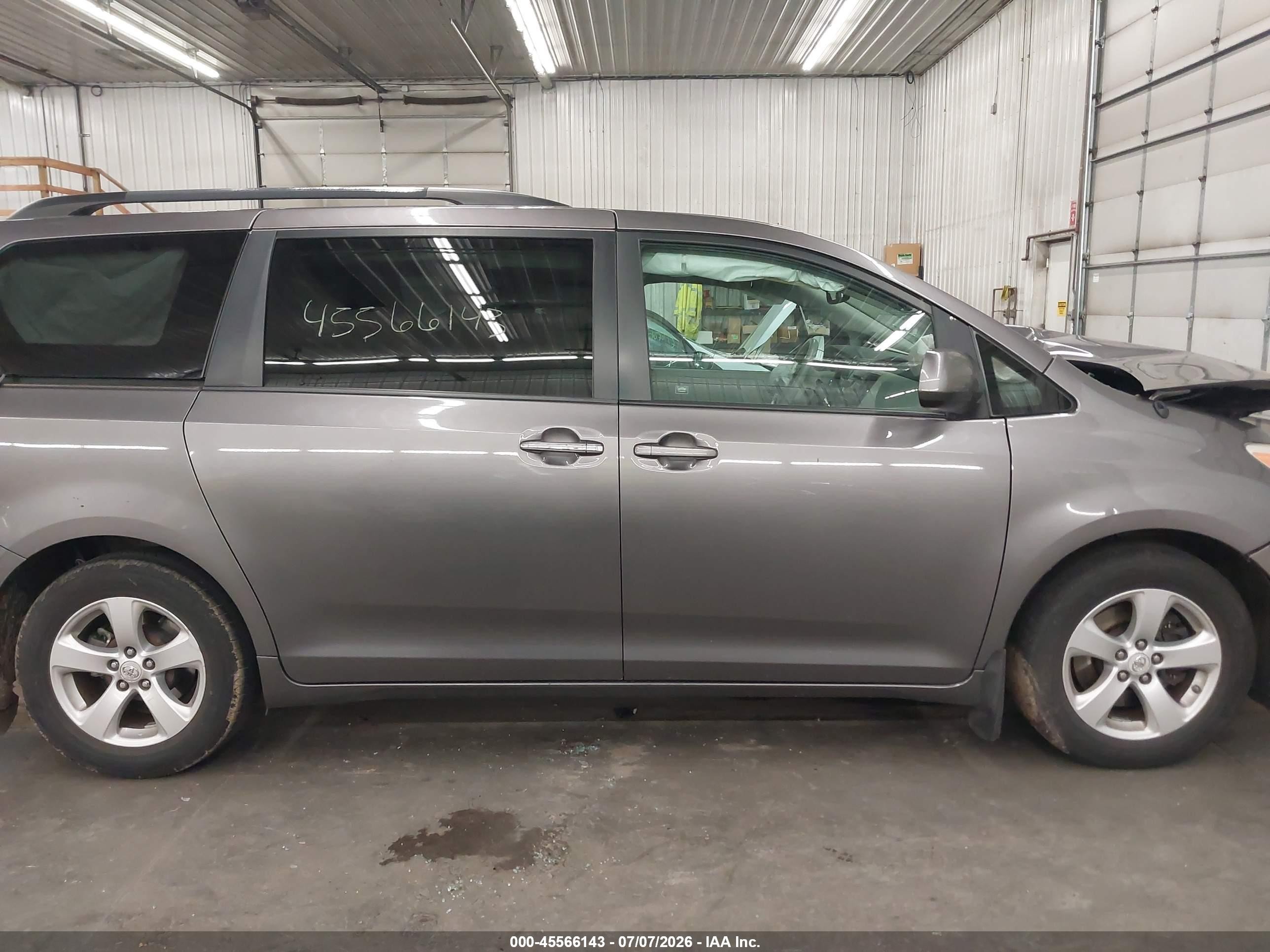 2011 Toyota Sienna Le V6 Gray vin: 5TDKK3DC3BS116169