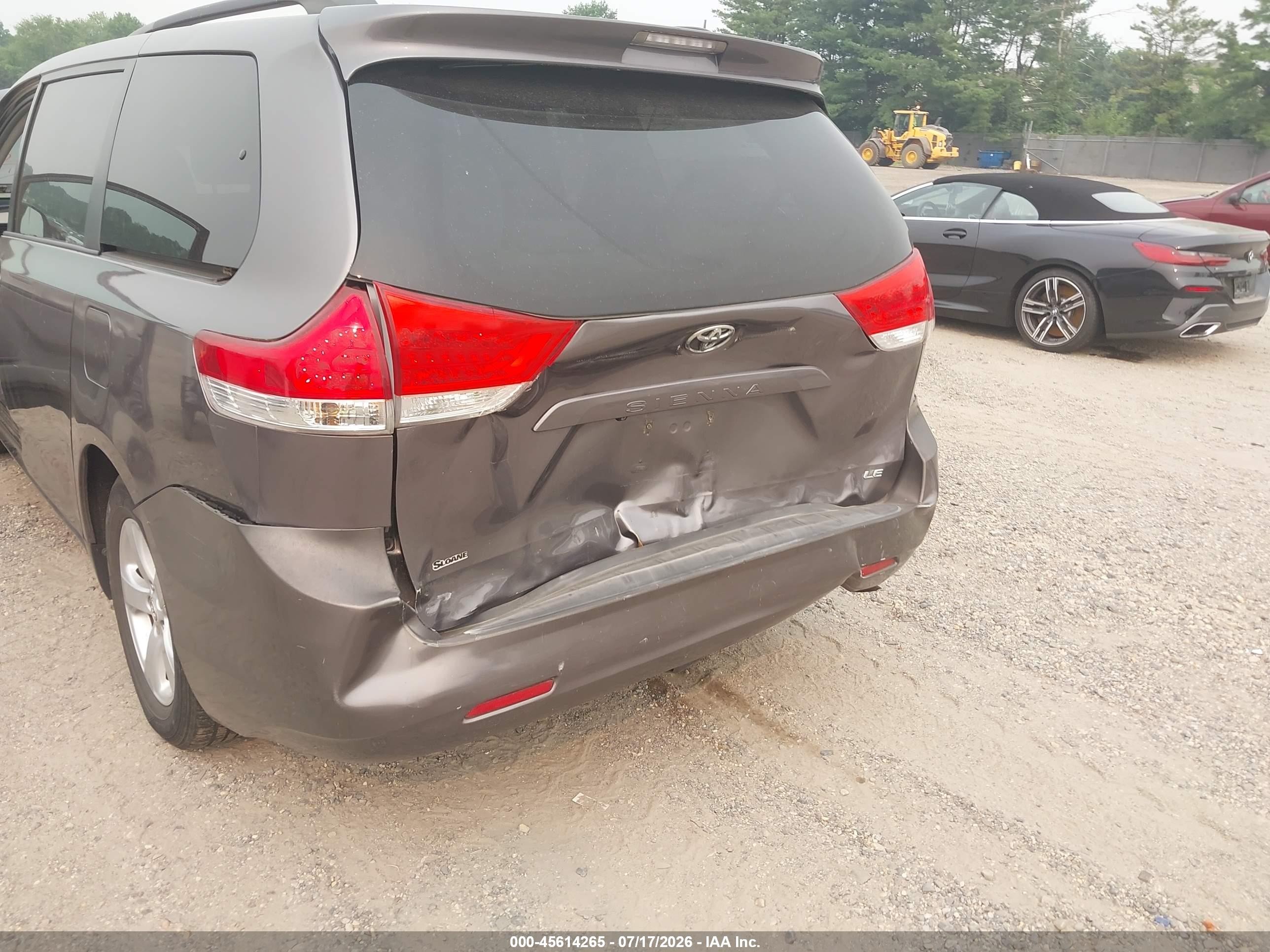 2011 Toyota Sienna Le V6 Gray vin: 5TDKK3DC3BS117385