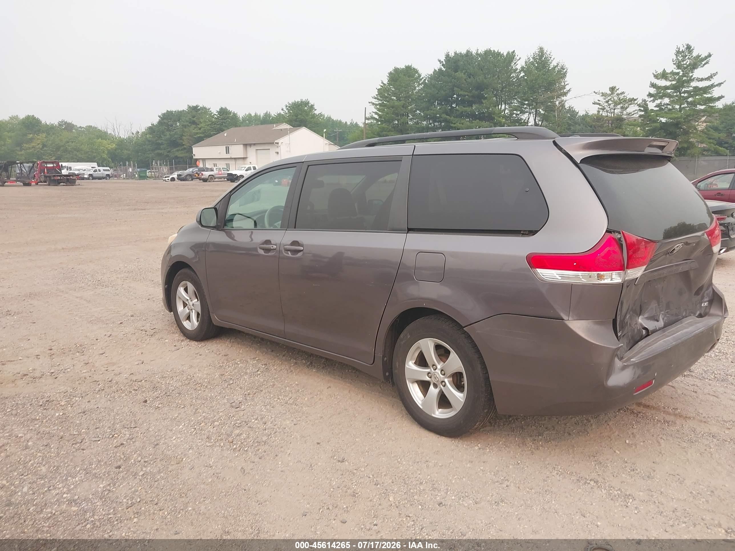 2011 Toyota Sienna Le V6 Gray vin: 5TDKK3DC3BS117385