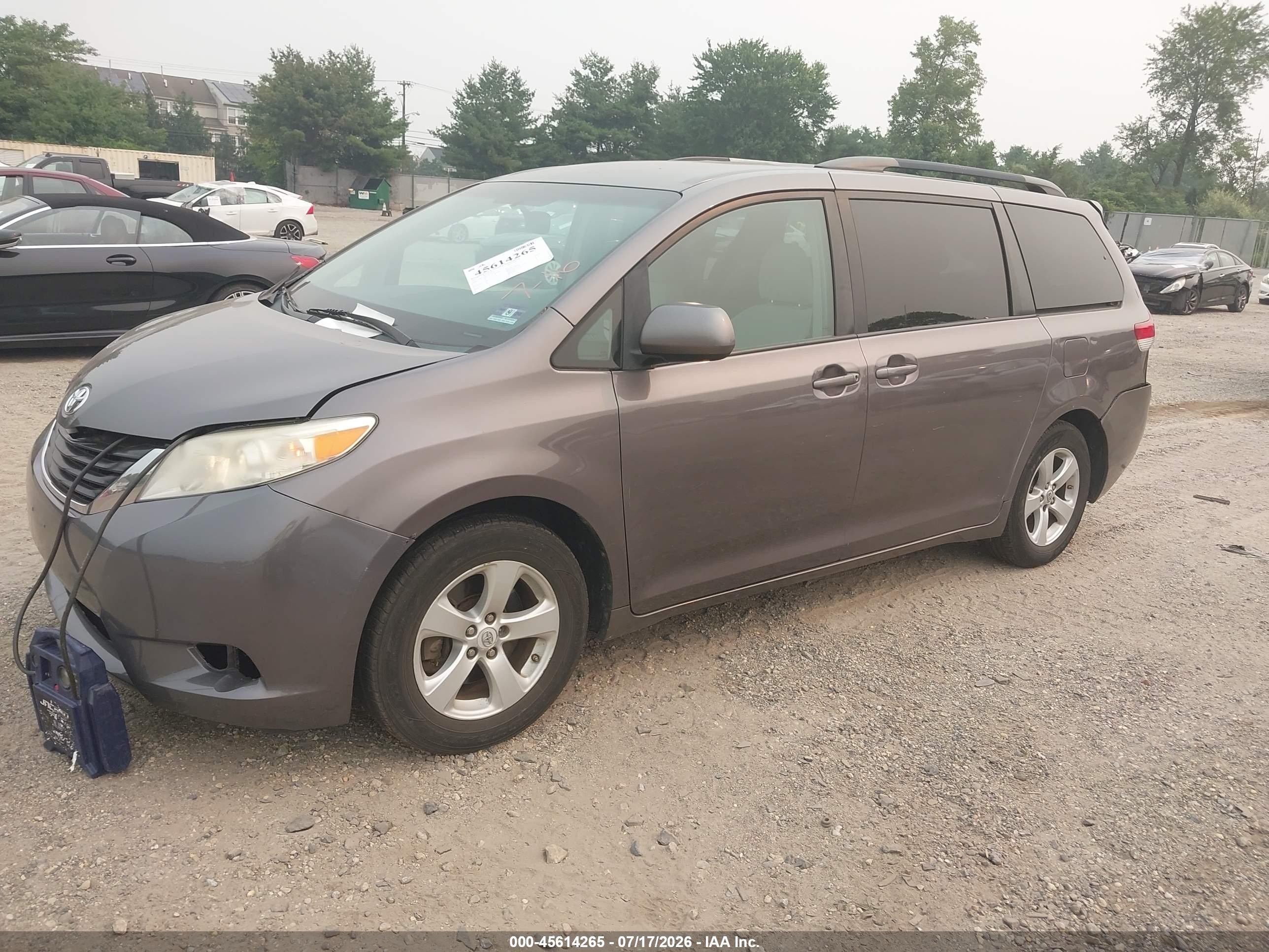 2011 Toyota Sienna Le V6 Gray vin: 5TDKK3DC3BS117385