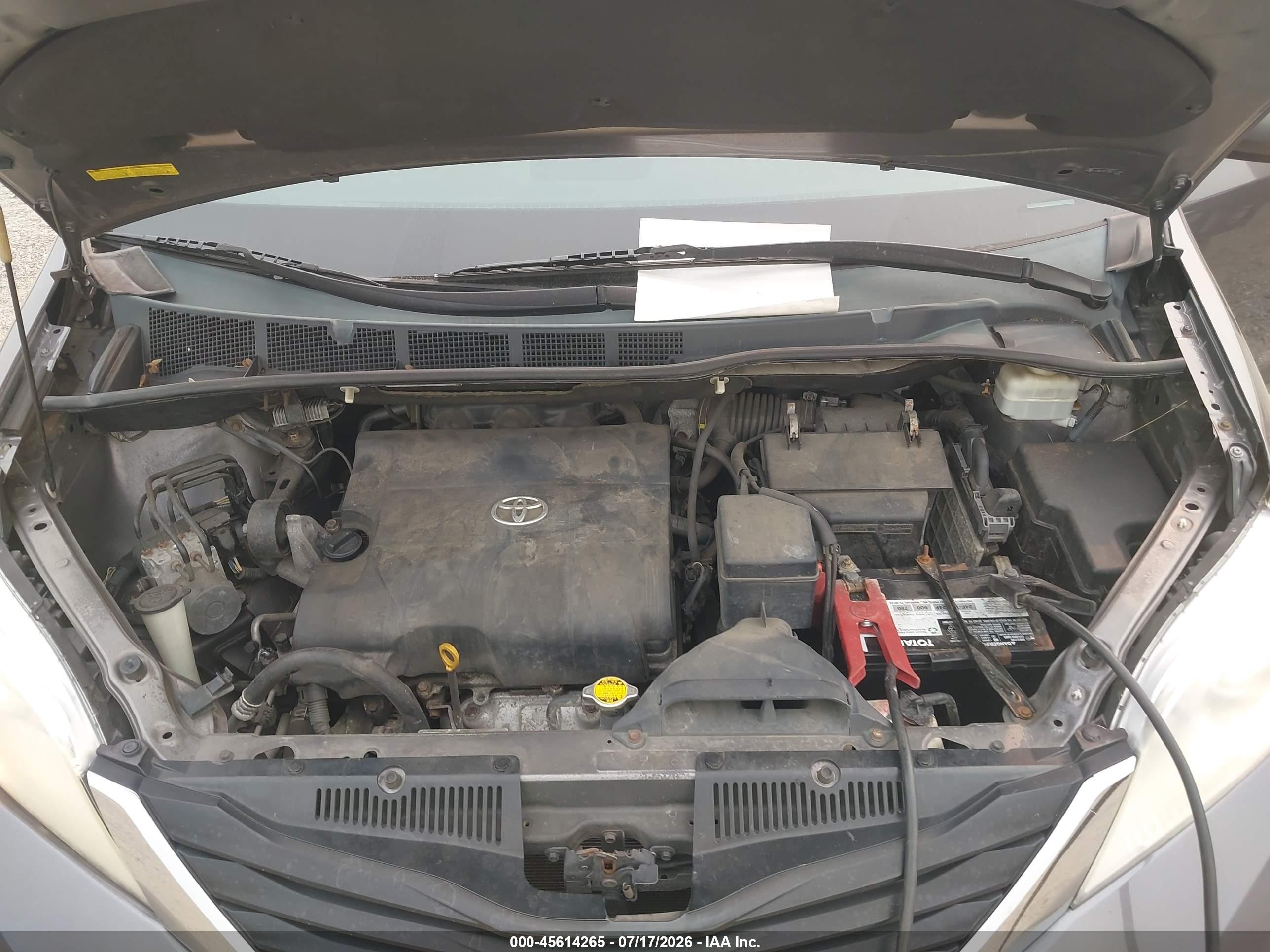 2011 Toyota Sienna Le V6 Gray vin: 5TDKK3DC3BS117385
