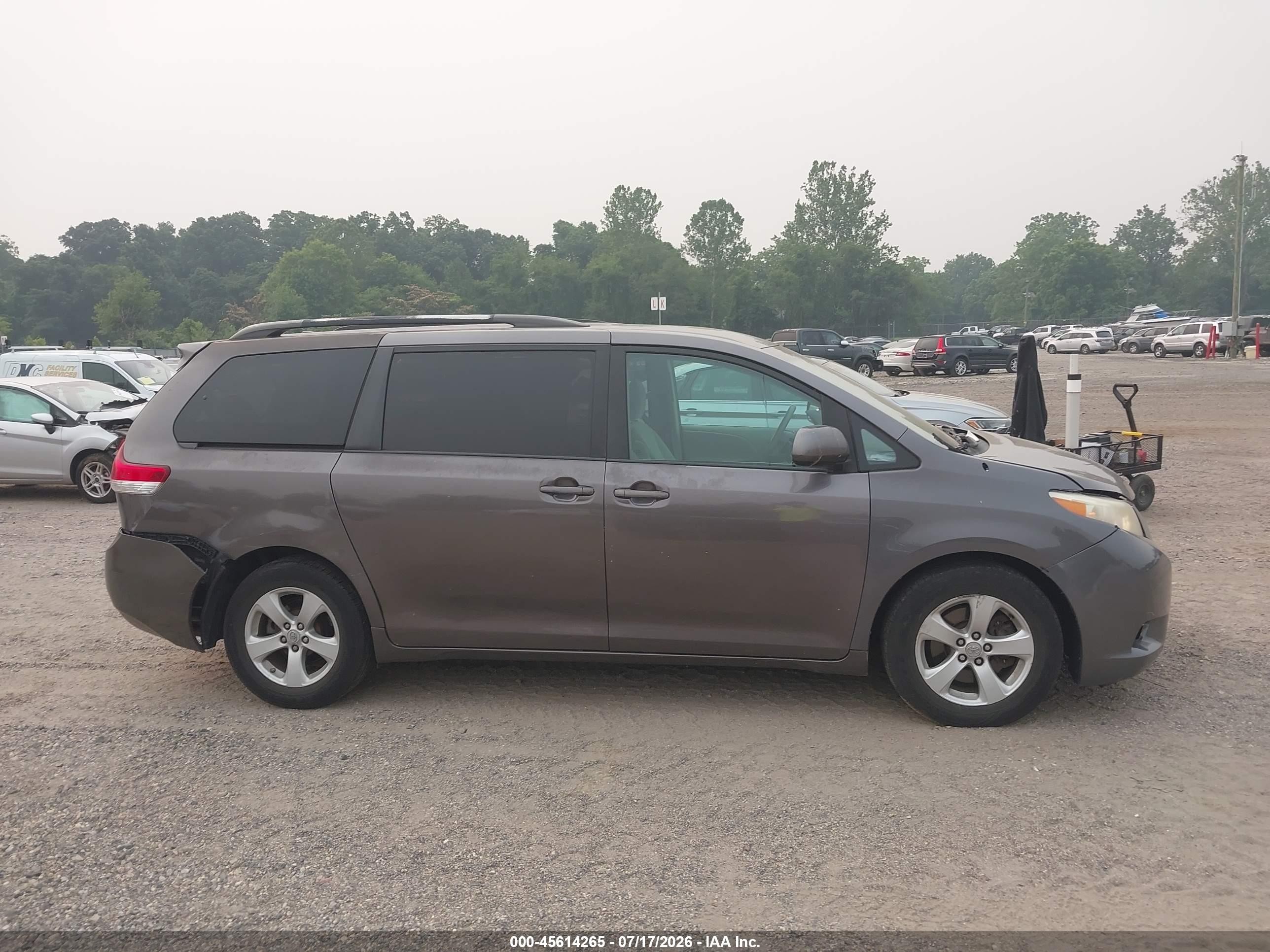2011 Toyota Sienna Le V6 Gray vin: 5TDKK3DC3BS117385