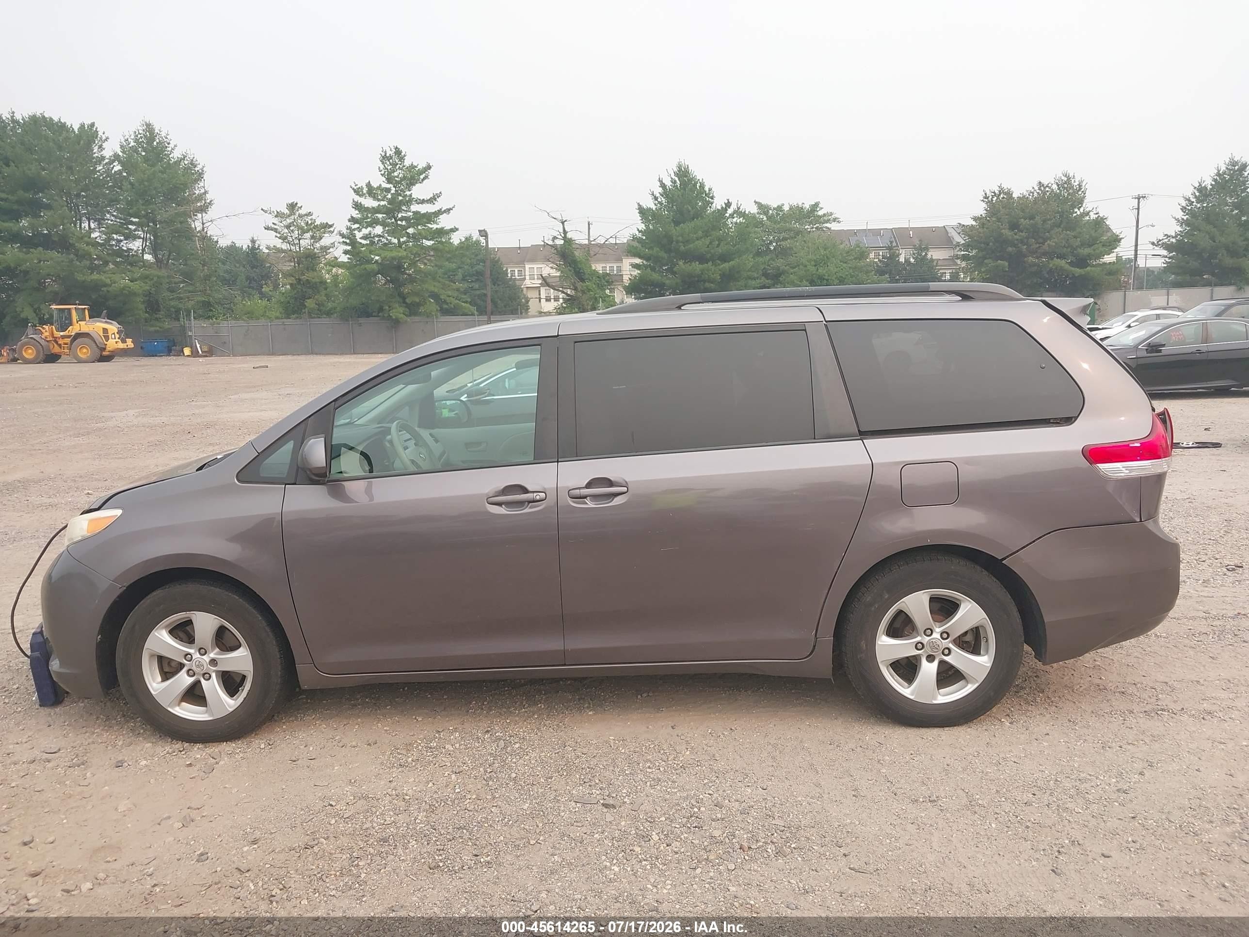 2011 Toyota Sienna Le V6 Gray vin: 5TDKK3DC3BS117385