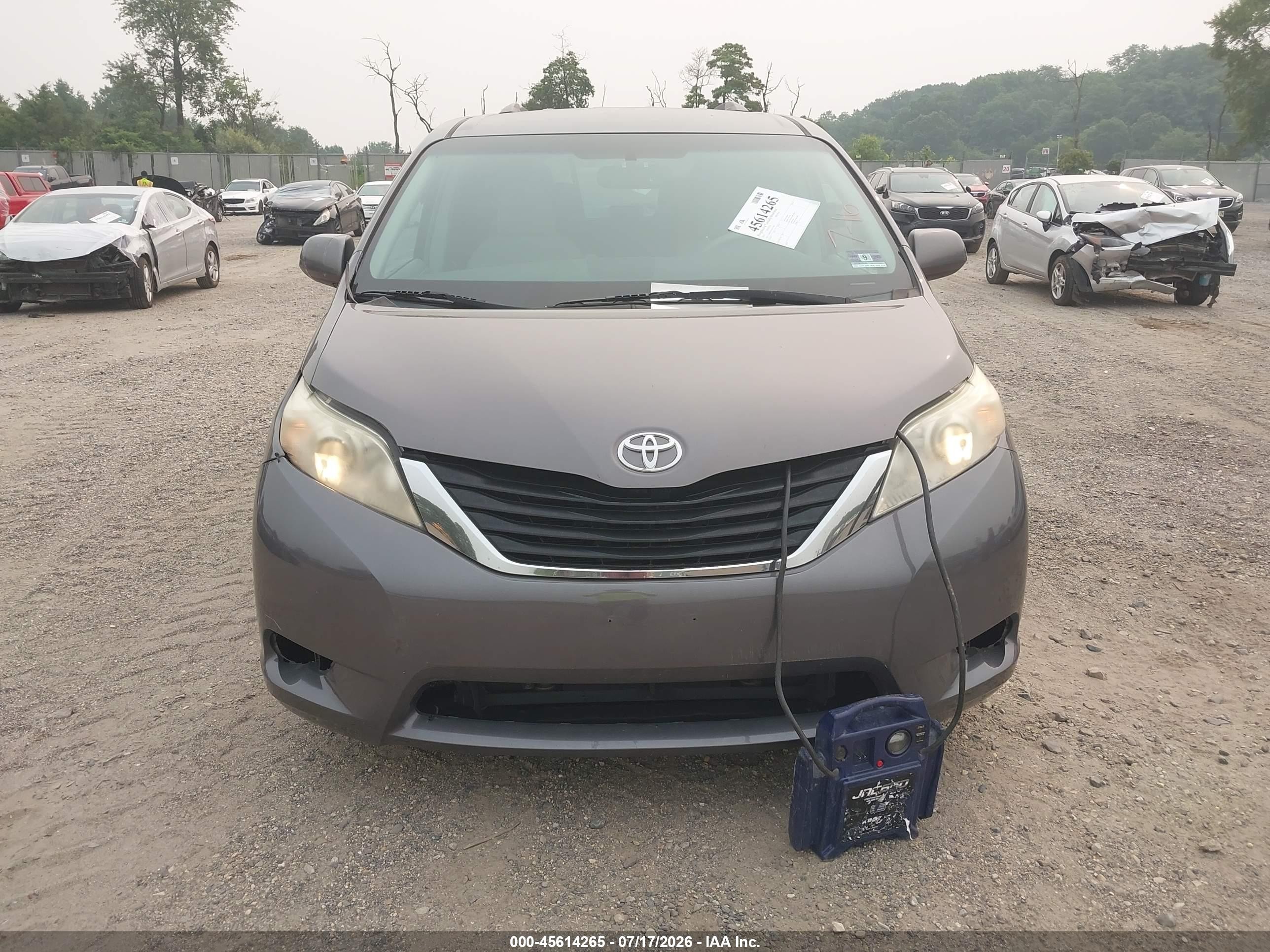 2011 Toyota Sienna Le V6 Gray vin: 5TDKK3DC3BS117385