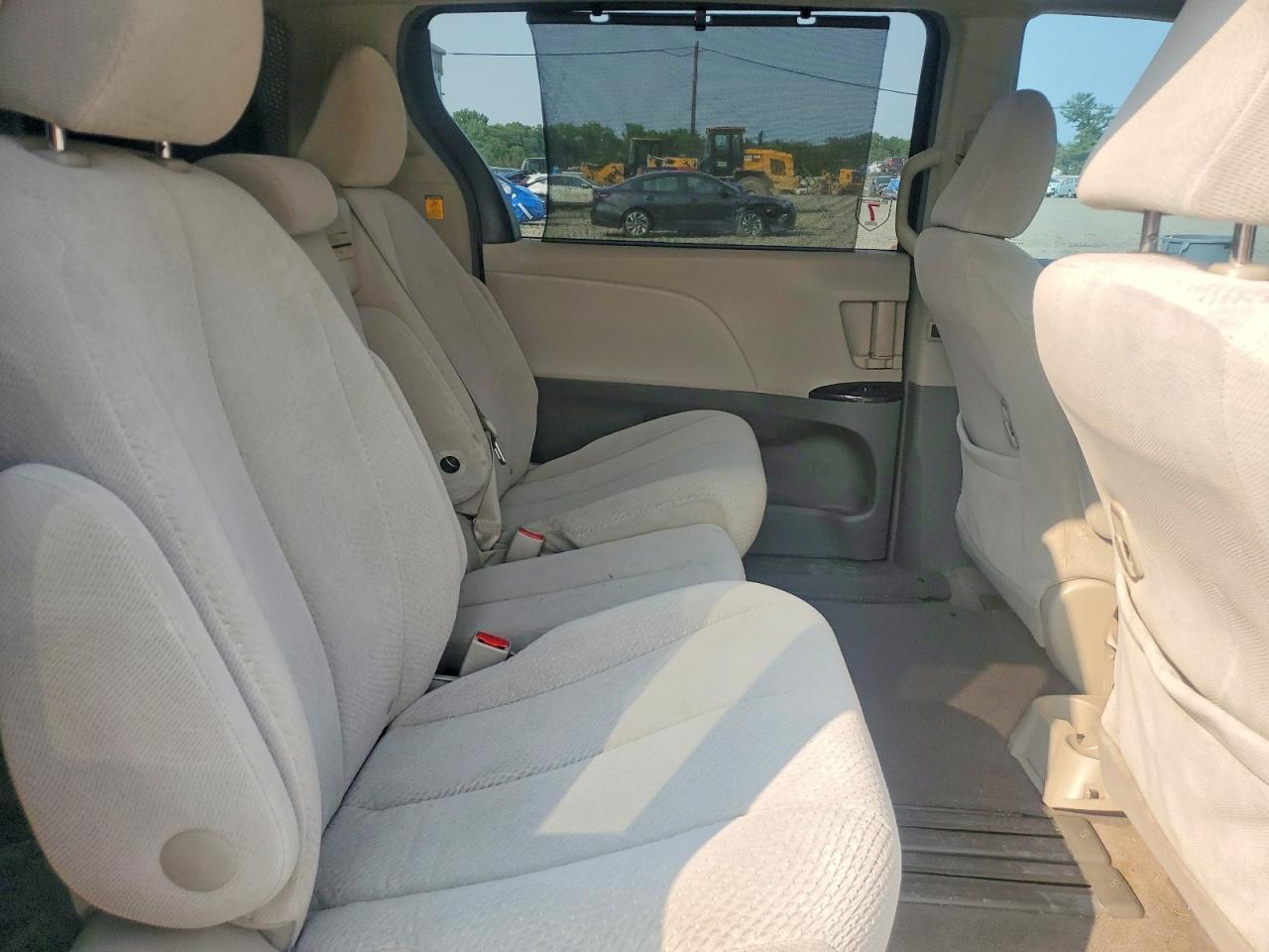 2011 Toyota Sienna Le Black vin: 5TDKK3DC3BS120951