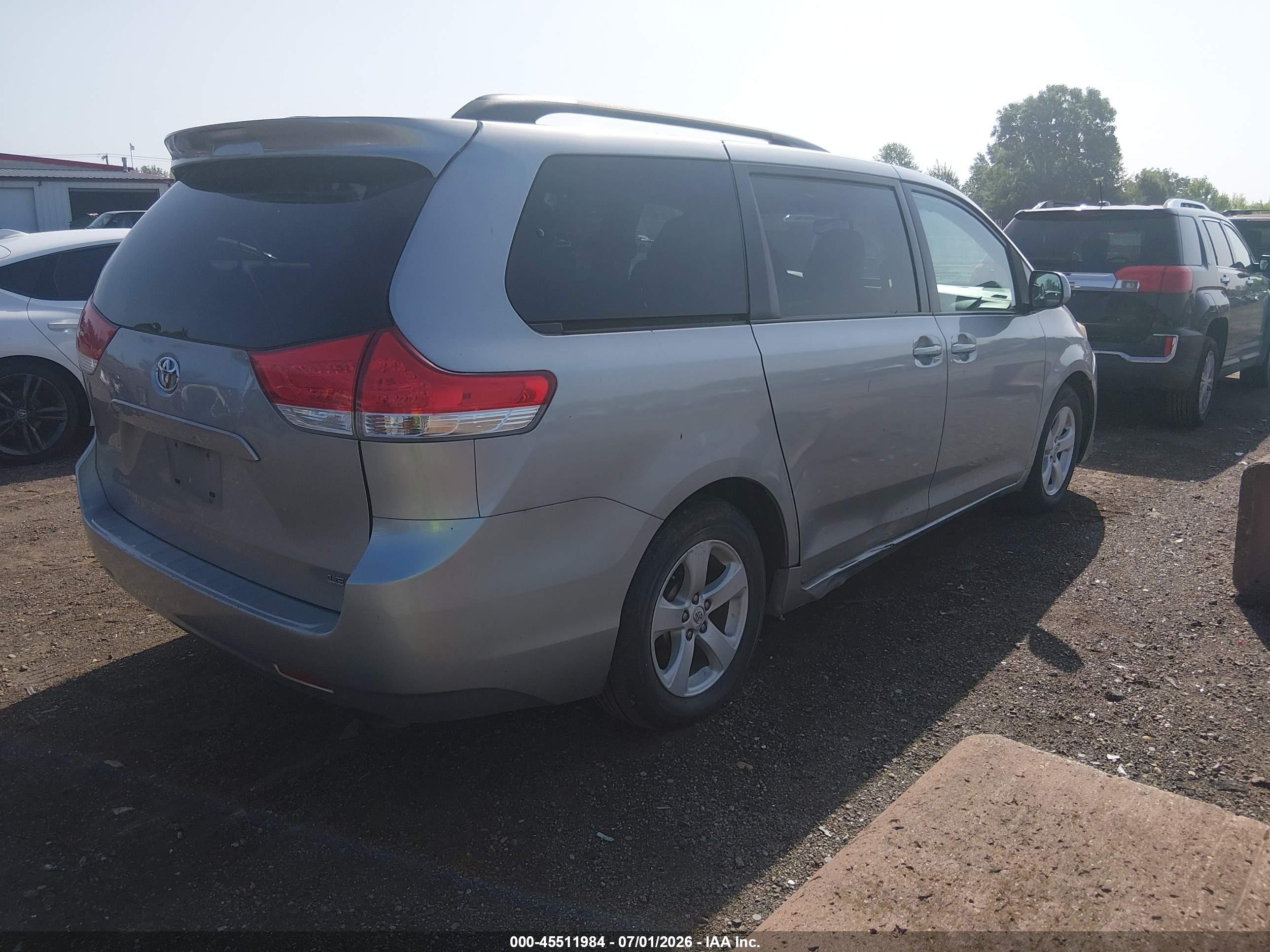 2011 Toyota Sienna Le V6 Silver vin: 5TDKK3DC3BS124031
