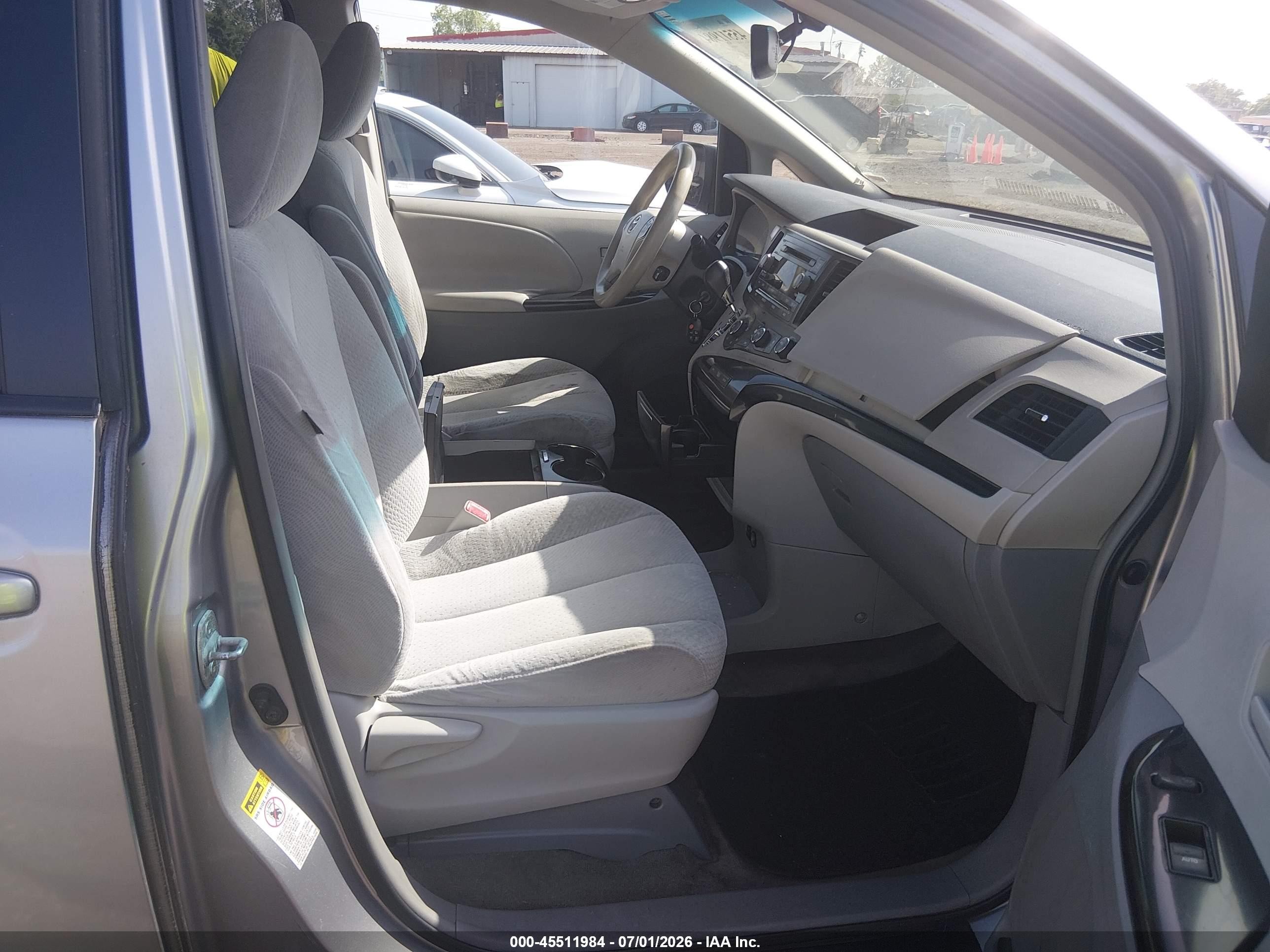 2011 Toyota Sienna Le V6 Silver vin: 5TDKK3DC3BS124031