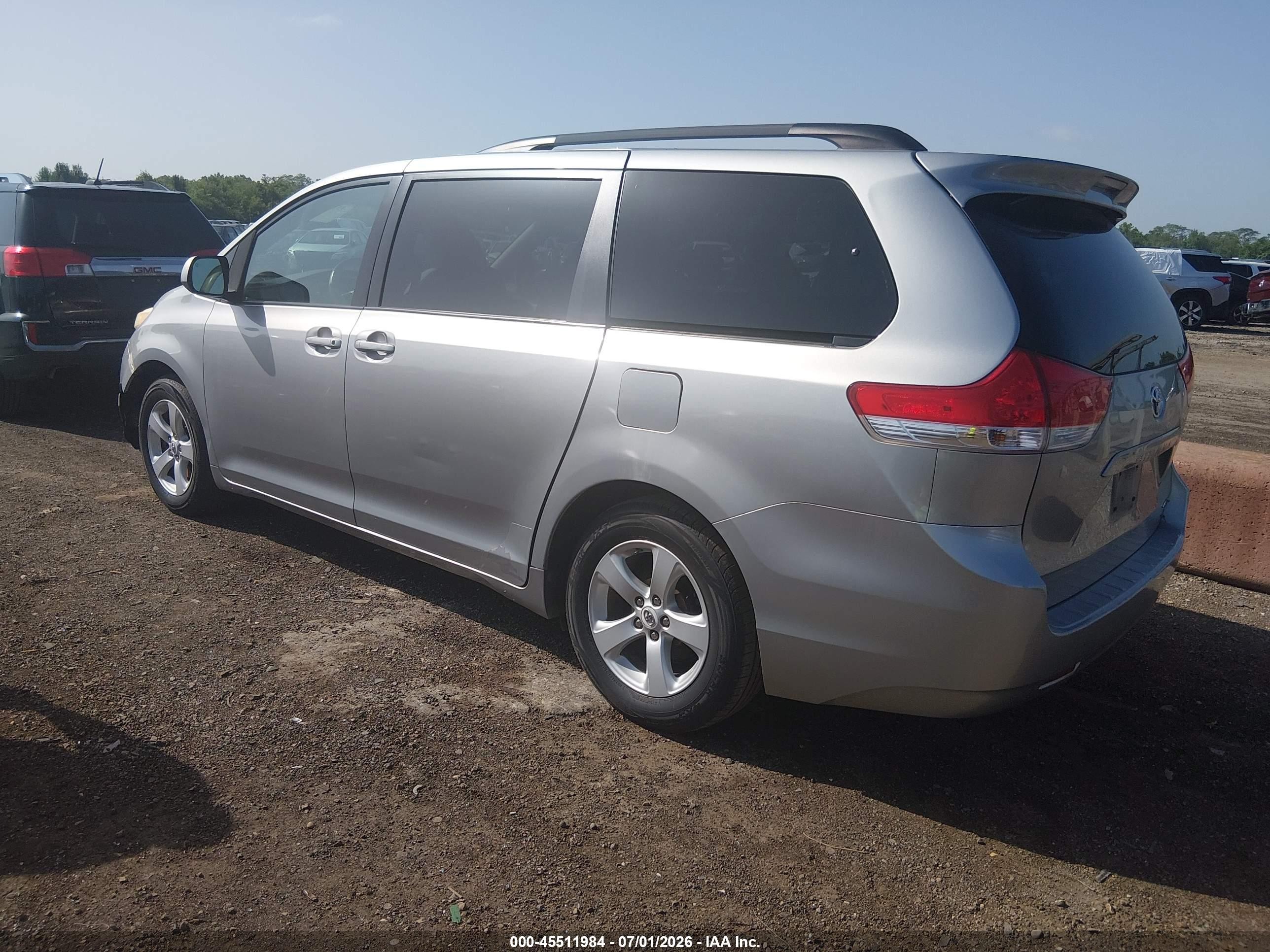 2011 Toyota Sienna Le V6 Silver vin: 5TDKK3DC3BS124031
