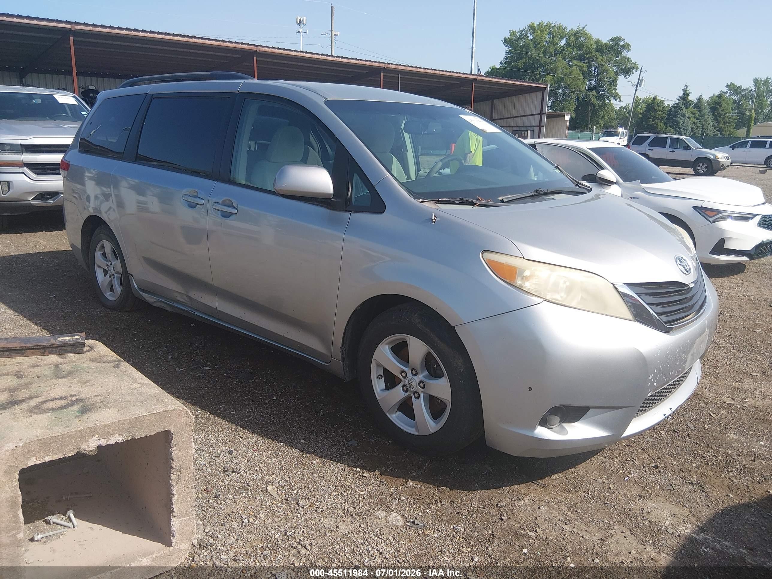 2011 Toyota Sienna Le V6 Silver vin: 5TDKK3DC3BS124031