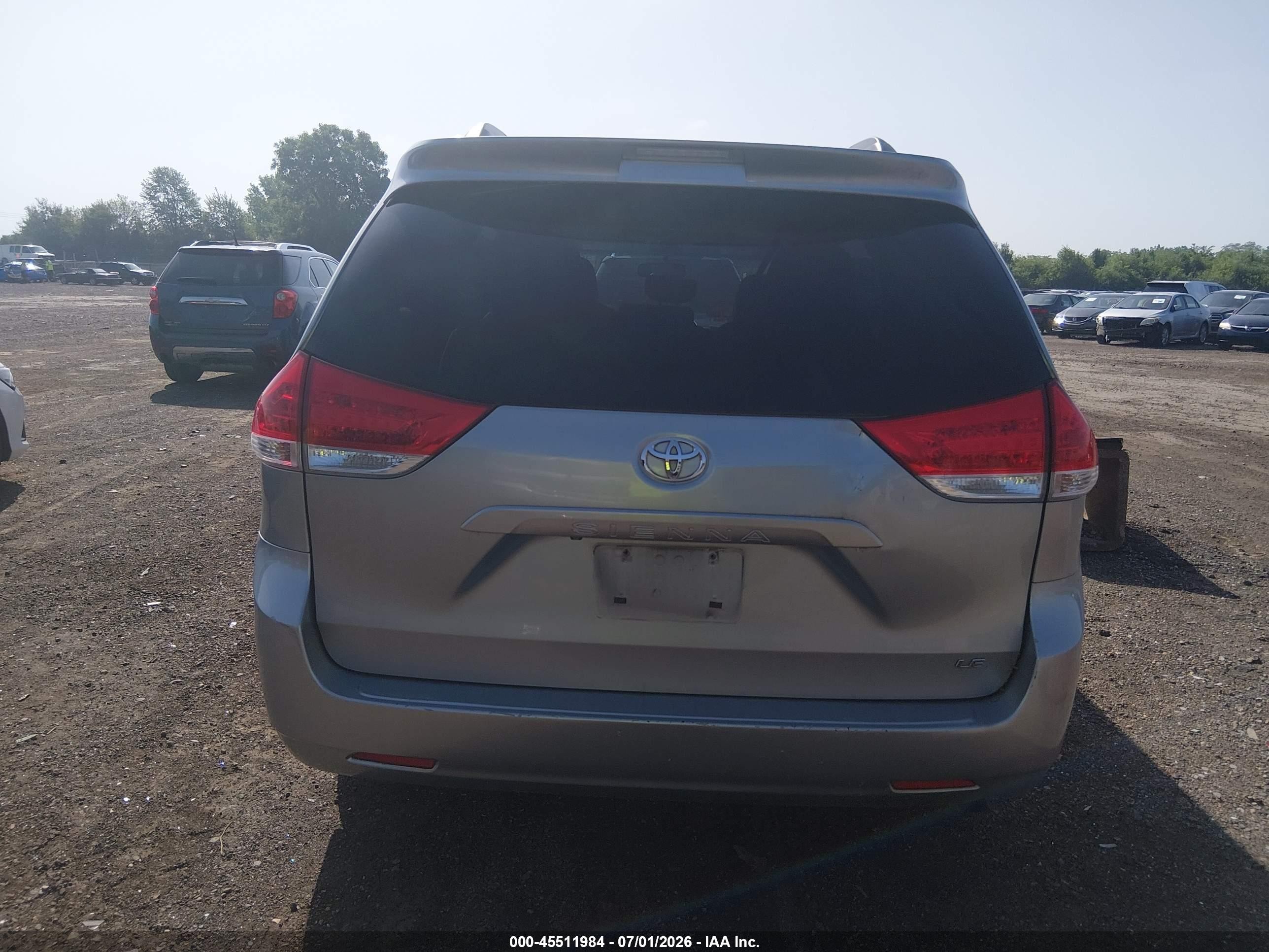 2011 Toyota Sienna Le V6 Silver vin: 5TDKK3DC3BS124031