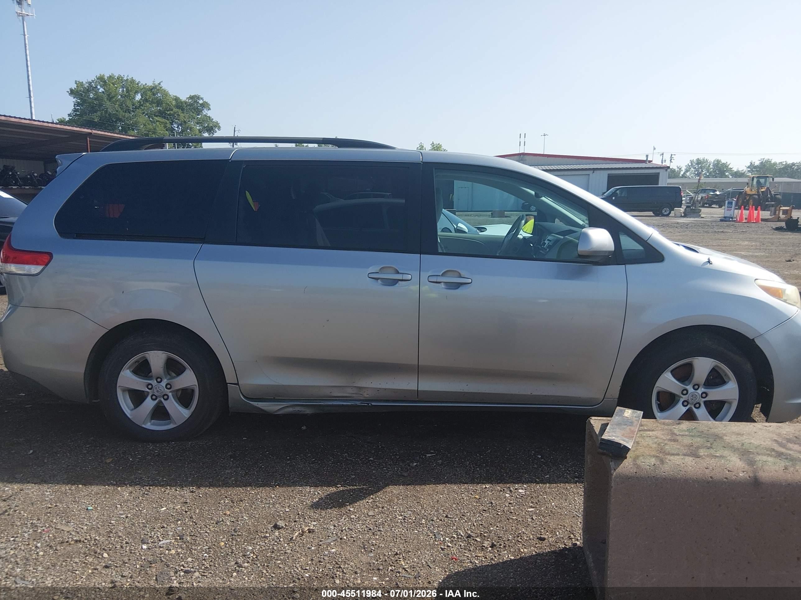 2011 Toyota Sienna Le V6 Silver vin: 5TDKK3DC3BS124031