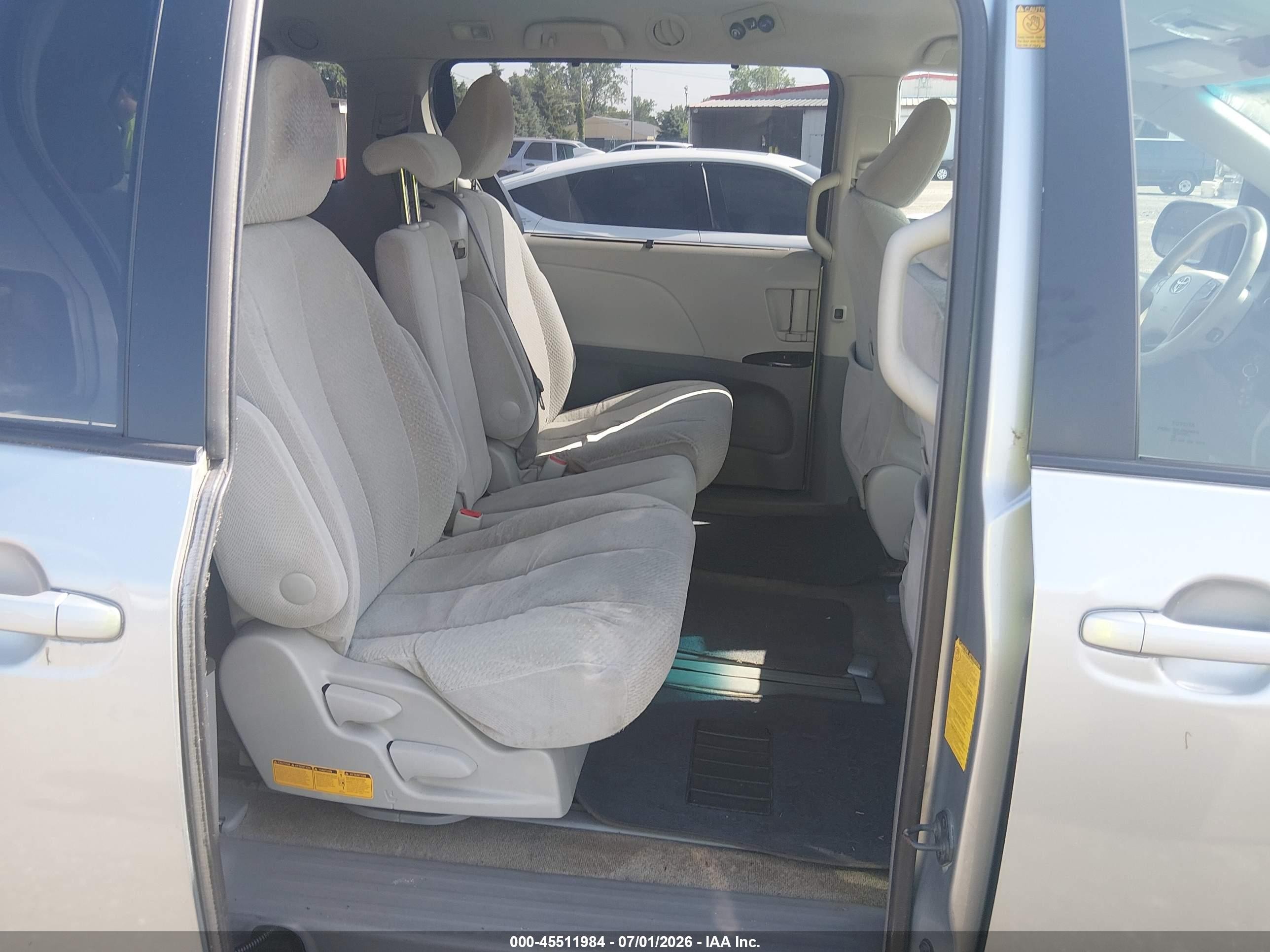 2011 Toyota Sienna Le V6 Silver vin: 5TDKK3DC3BS124031