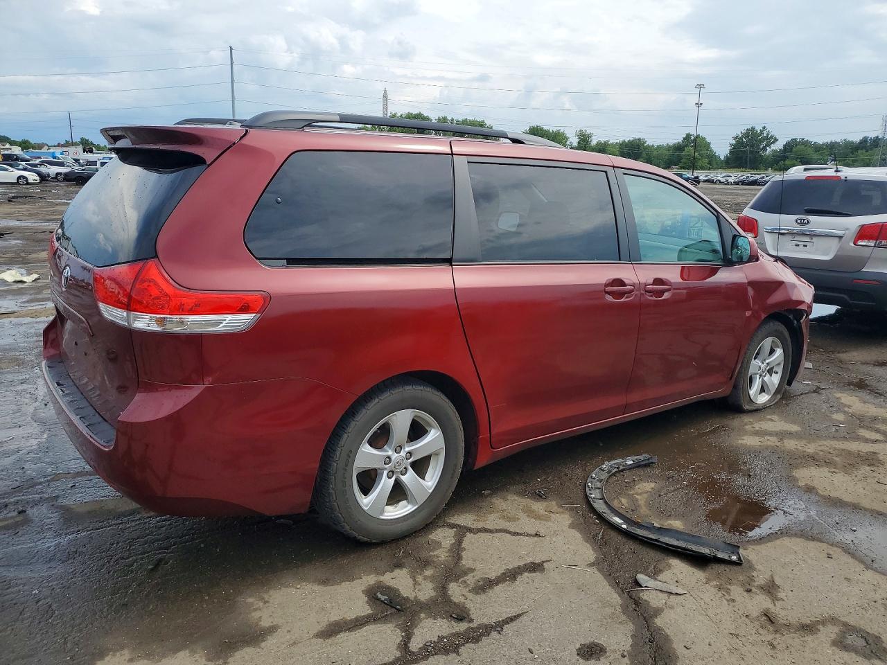 2011 Toyota Sienna Le Red vin: 5TDKK3DC3BS124367
