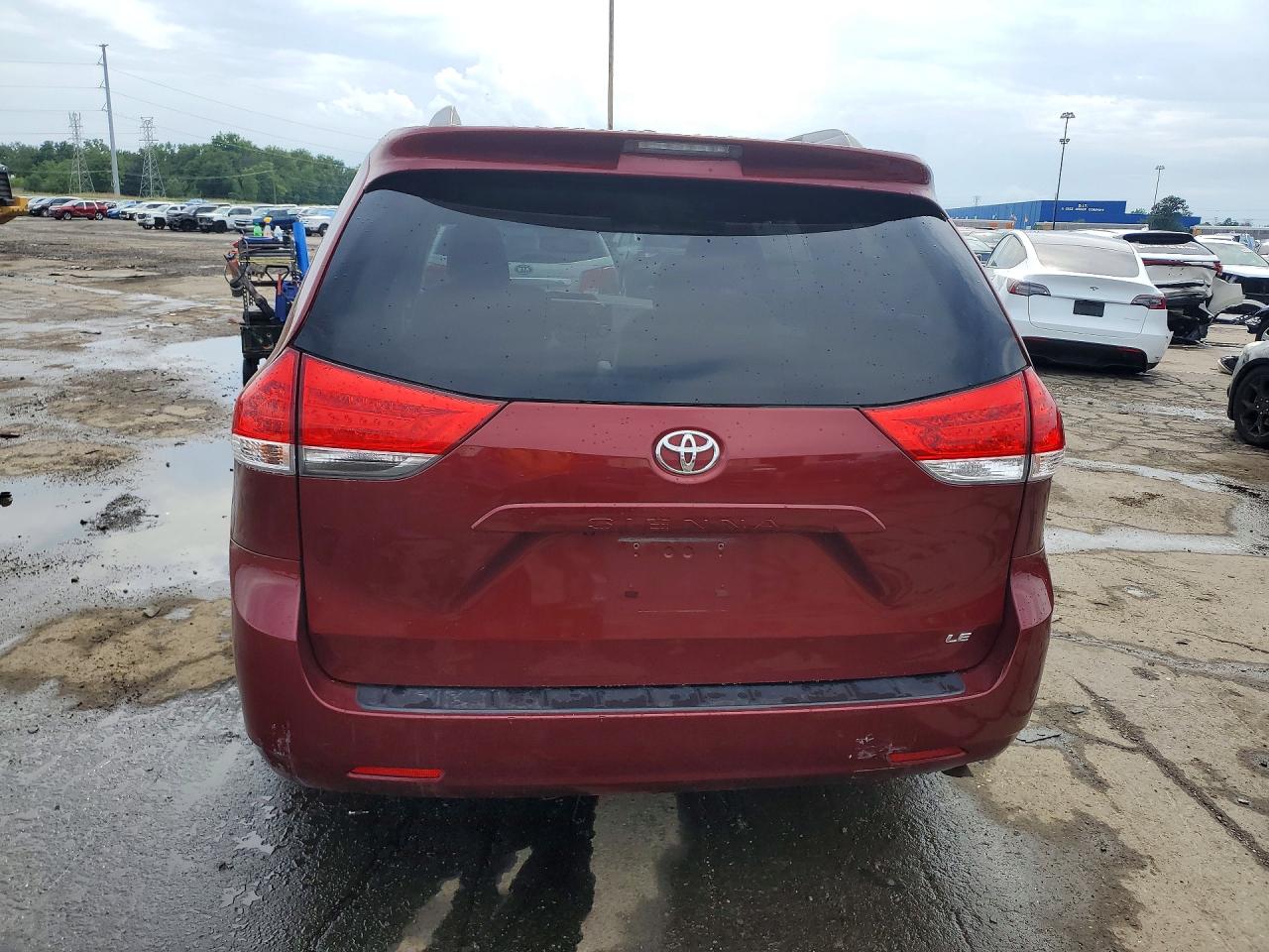 2011 Toyota Sienna Le Red vin: 5TDKK3DC3BS124367