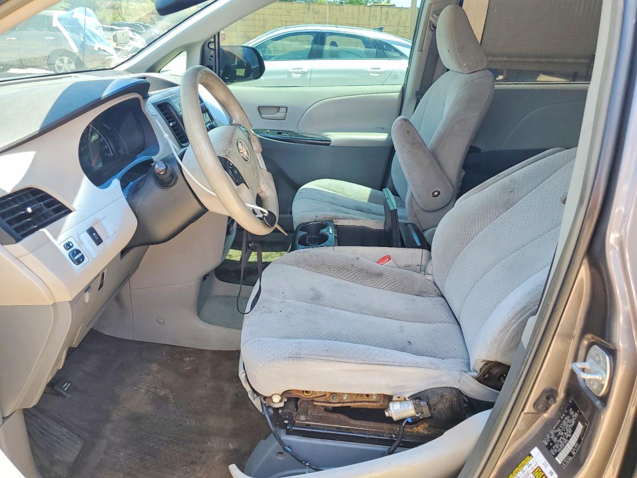 2011 Toyota Sienna Le Gray vin: 5TDKK3DC3BS139600