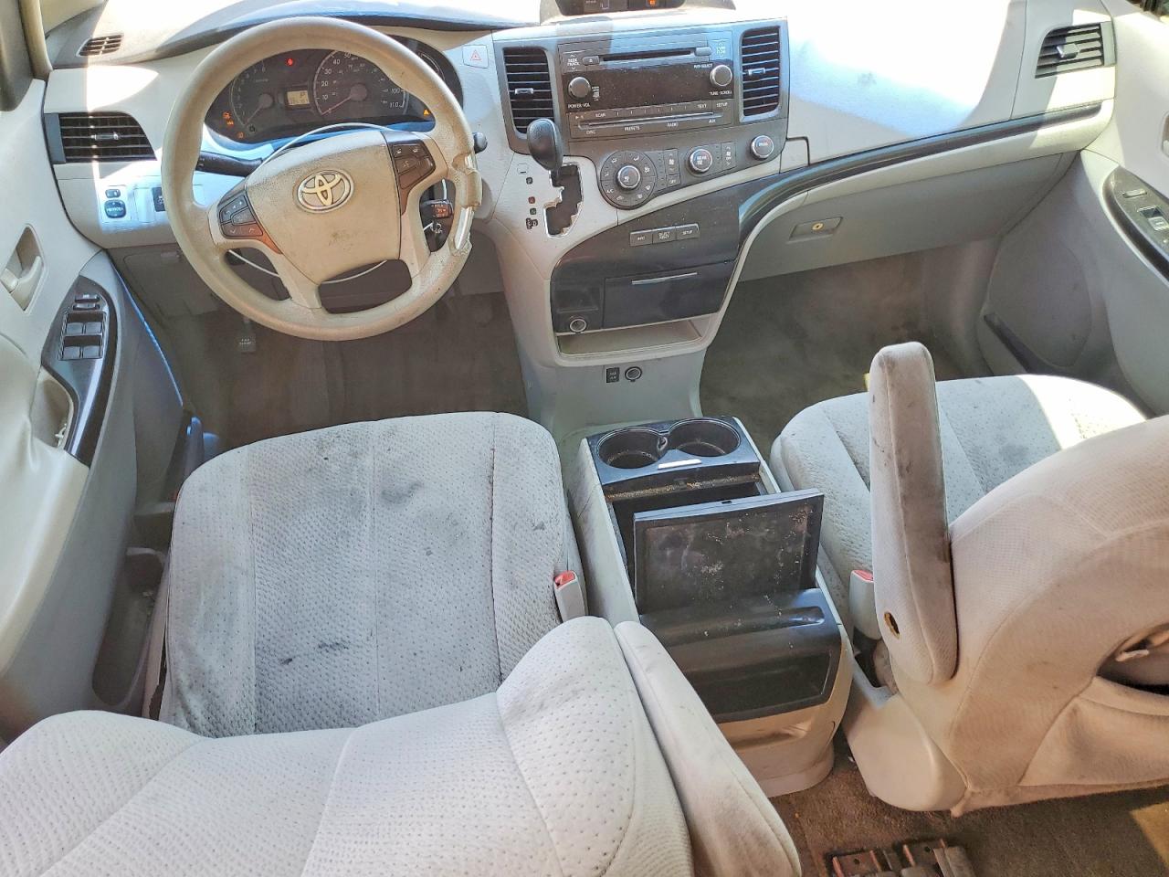 2011 Toyota Sienna Le Gray vin: 5TDKK3DC3BS139600