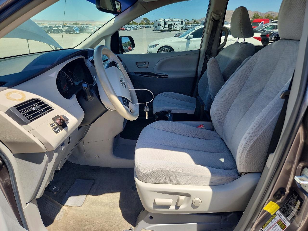 2011 Toyota Sienna Le Gray vin: 5TDKK3DC3BS148748