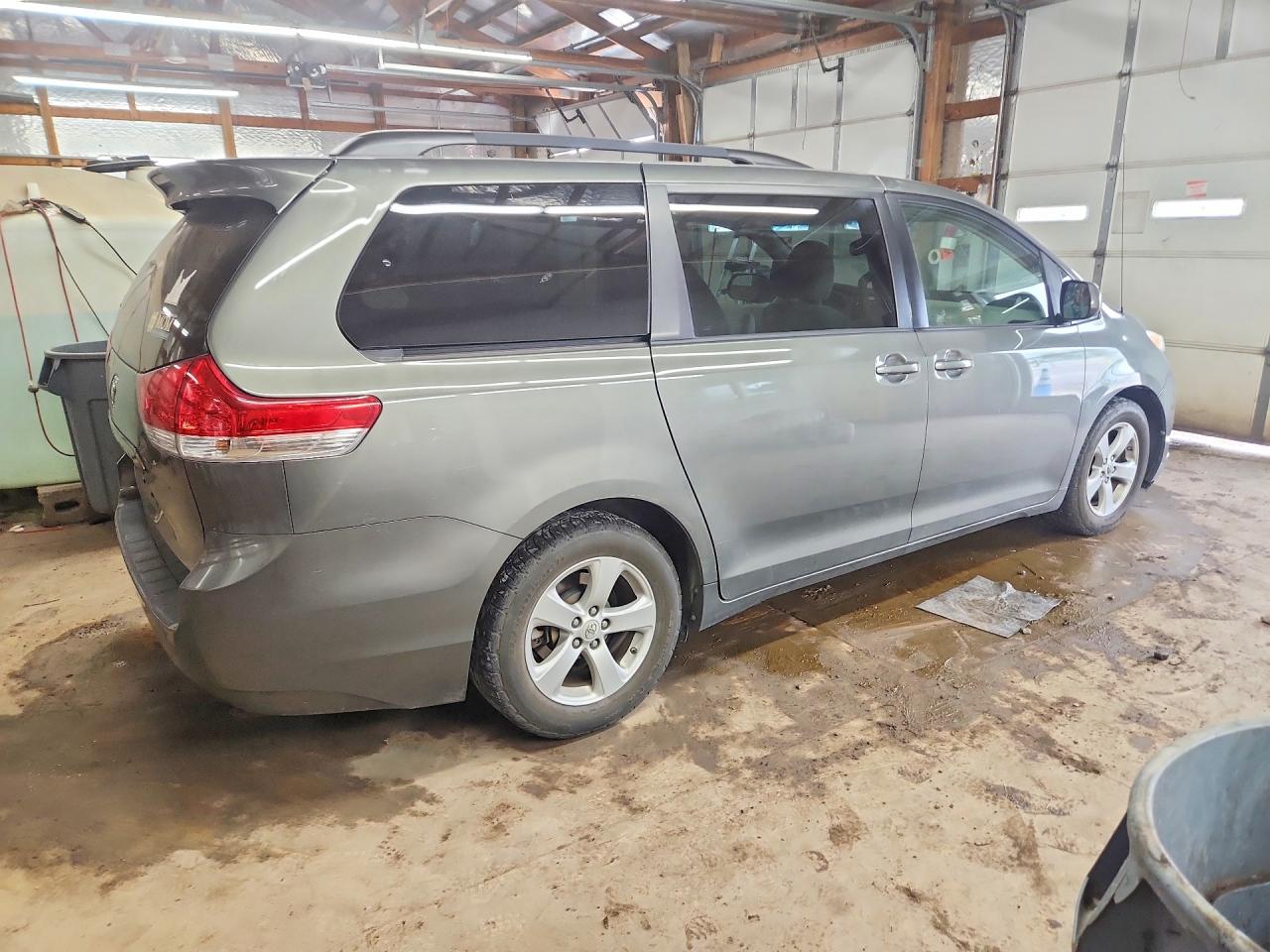 2011 Toyota Sienna Le Gray vin: 5TDKK3DC3BS160267