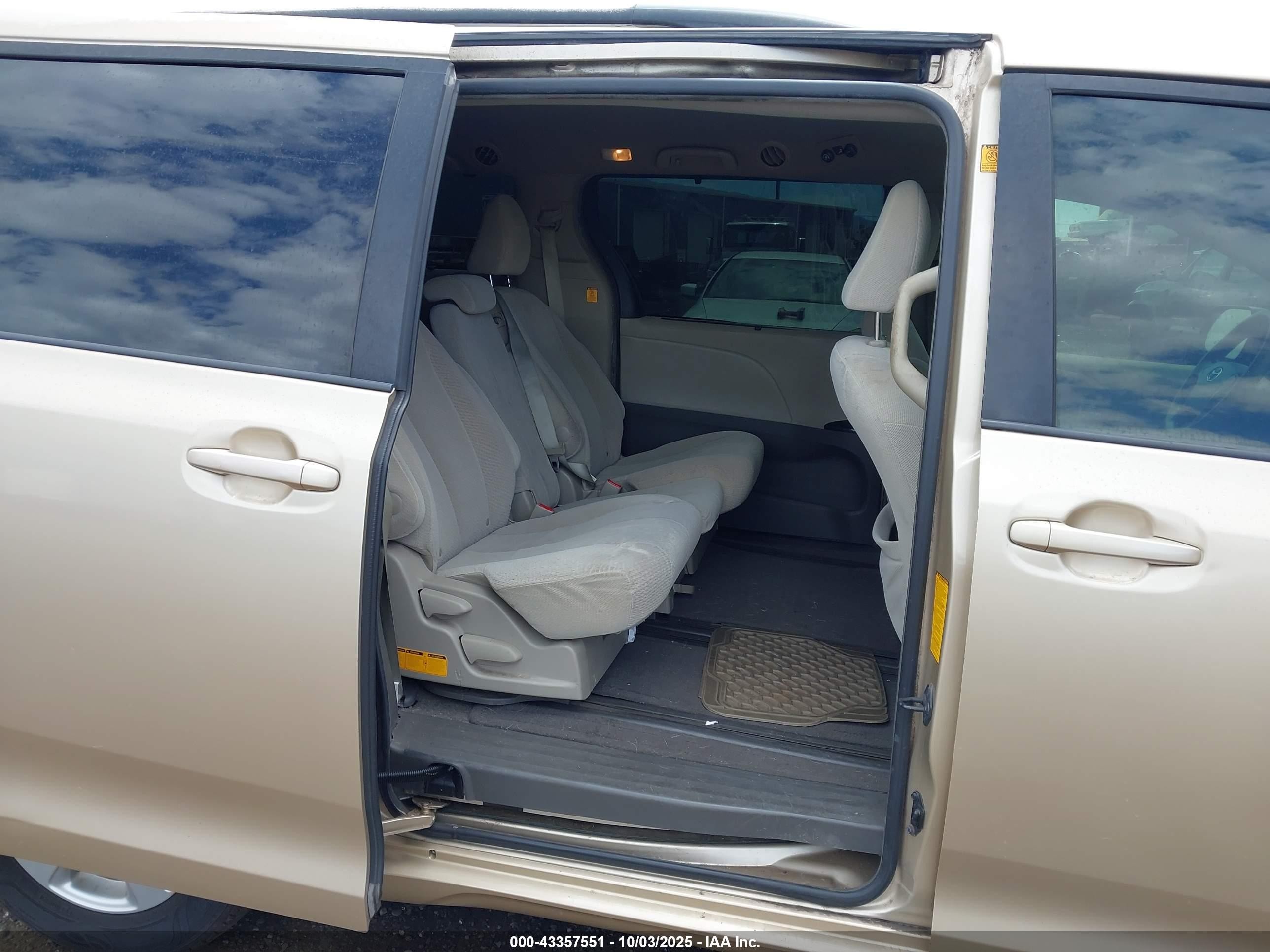 2012 Toyota Sienna Le V6 7 Passenger Auto Access Seat/le V6 8 Passenger Gold vin: 5TDKK3DC3CS205659