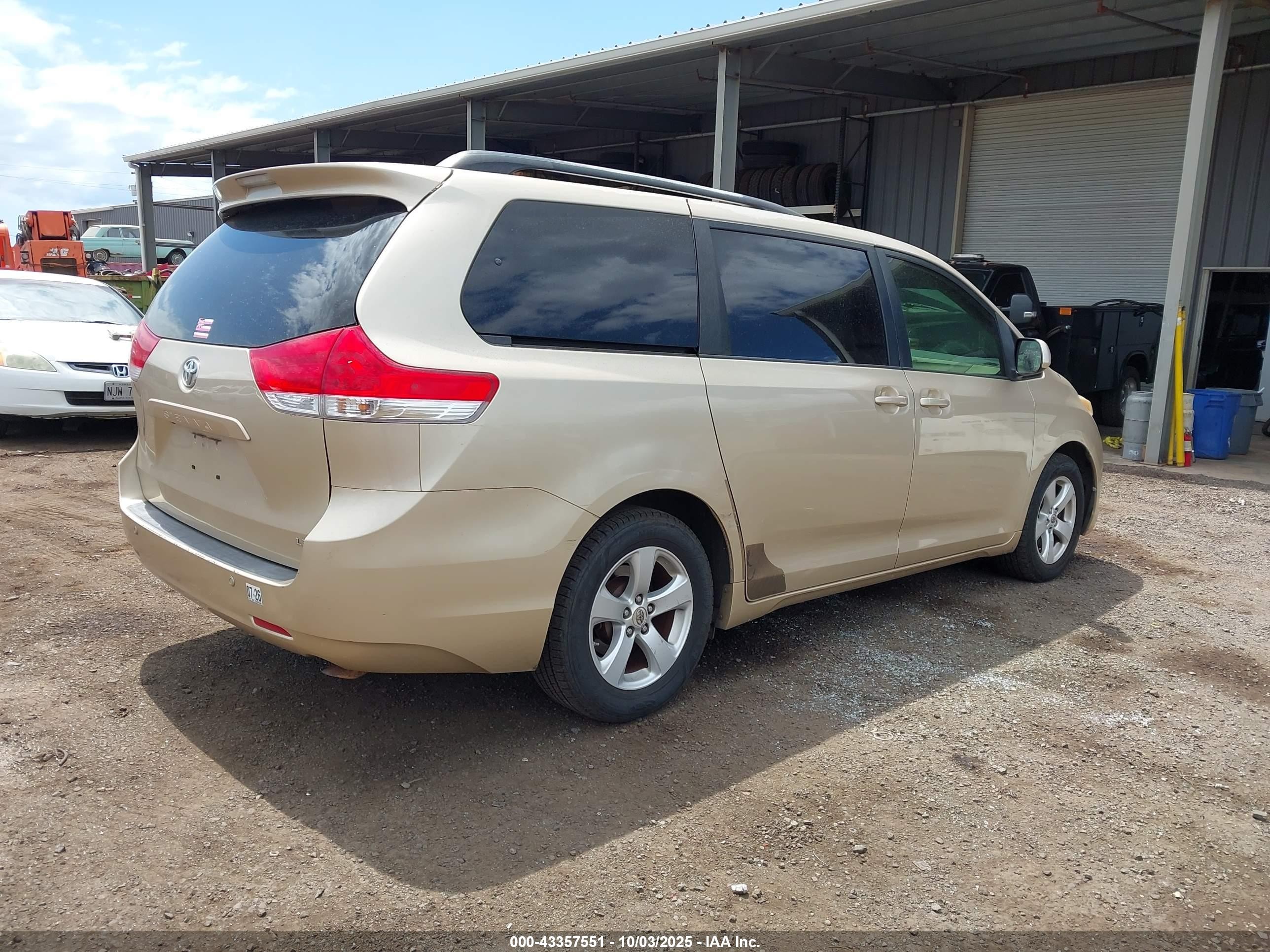 2012 Toyota Sienna Le V6 7 Passenger Auto Access Seat/le V6 8 Passenger Gold vin: 5TDKK3DC3CS205659