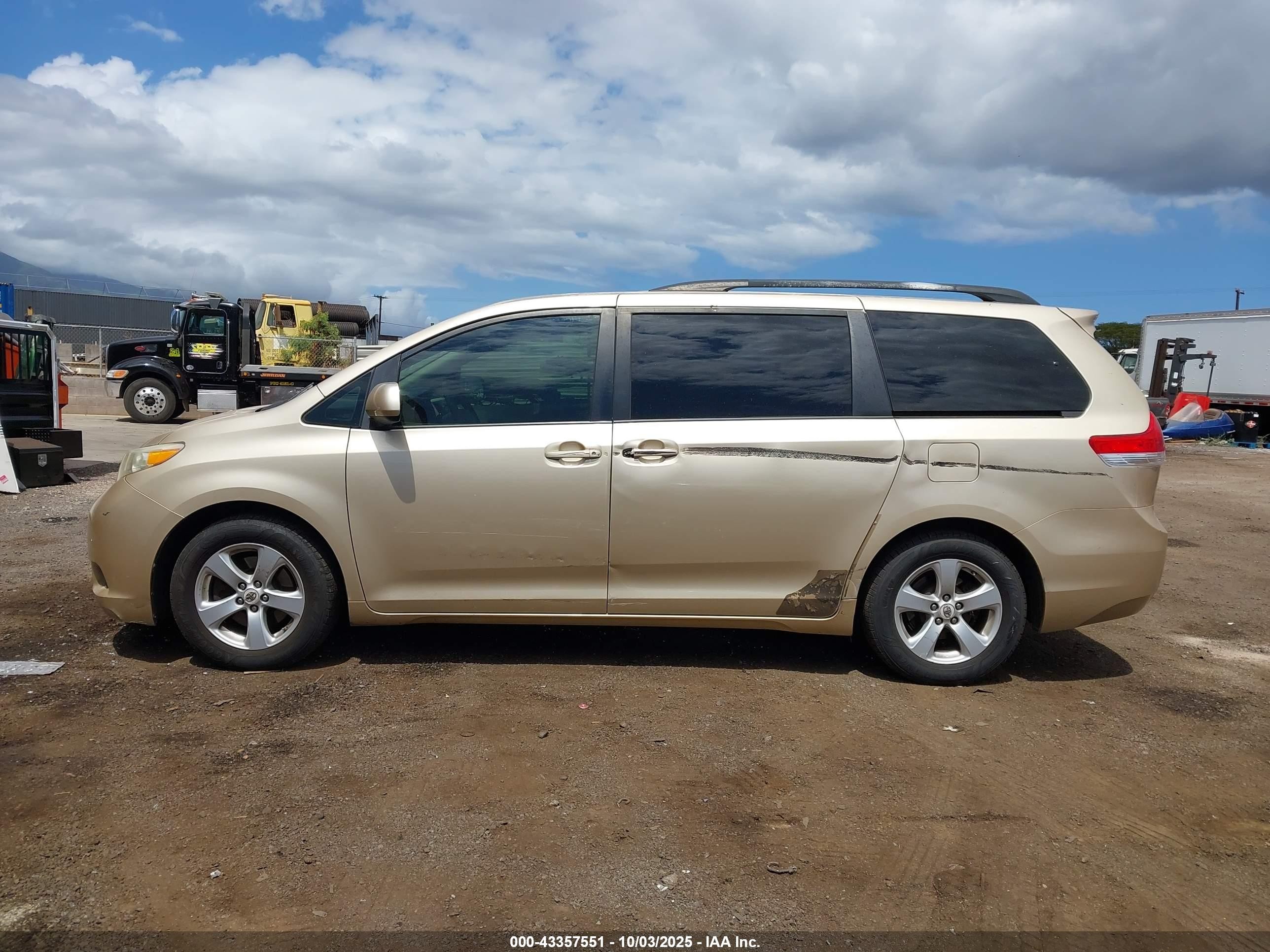 2012 Toyota Sienna Le V6 7 Passenger Auto Access Seat/le V6 8 Passenger Gold vin: 5TDKK3DC3CS205659