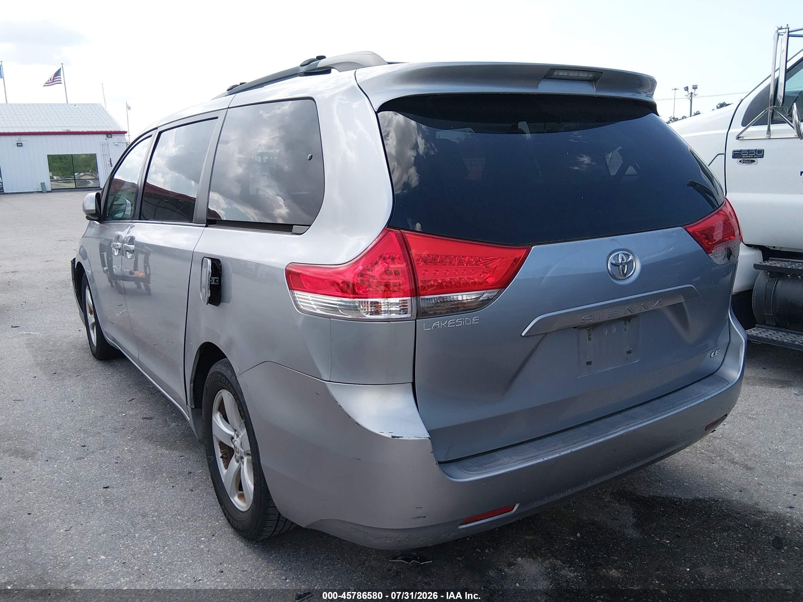 2012 Toyota Sienna Le V6 8 Passenger Silver vin: 5TDKK3DC3CS219142