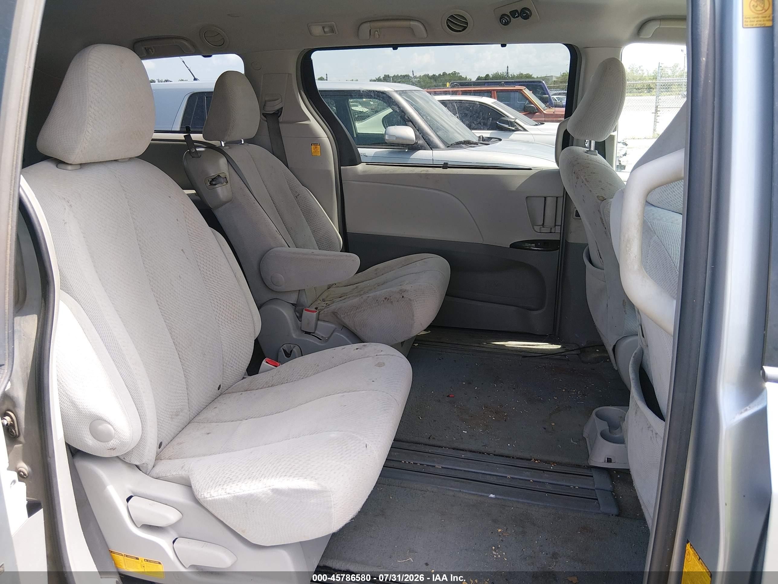 2012 Toyota Sienna Le V6 8 Passenger Silver vin: 5TDKK3DC3CS219142