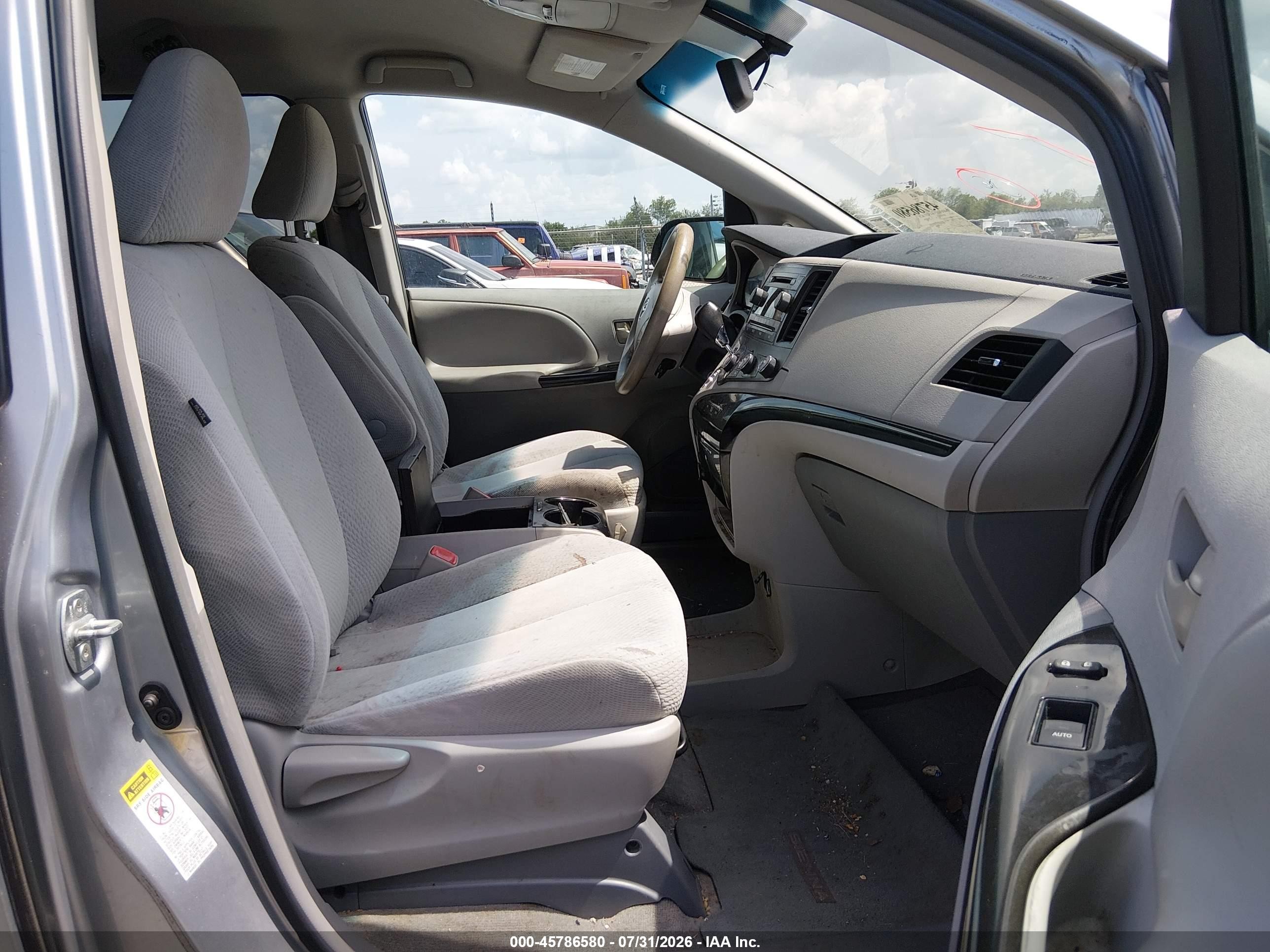 2012 Toyota Sienna Le V6 8 Passenger Silver vin: 5TDKK3DC3CS219142