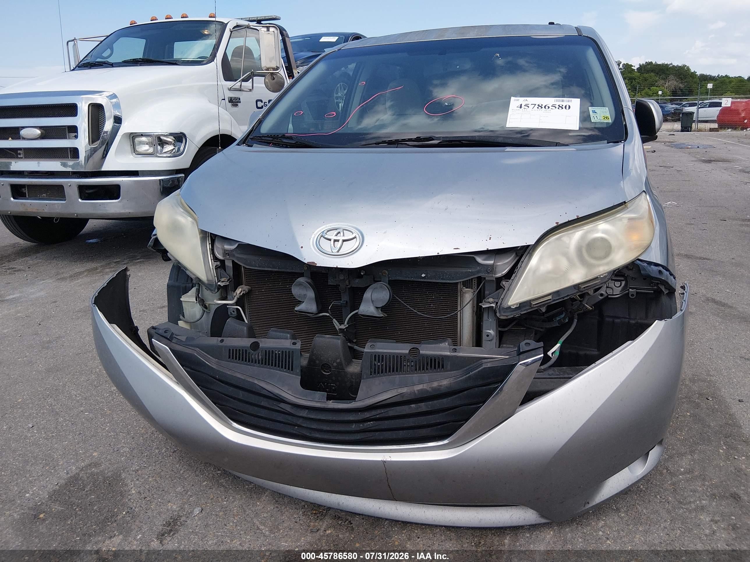 2012 Toyota Sienna Le V6 8 Passenger Silver vin: 5TDKK3DC3CS219142