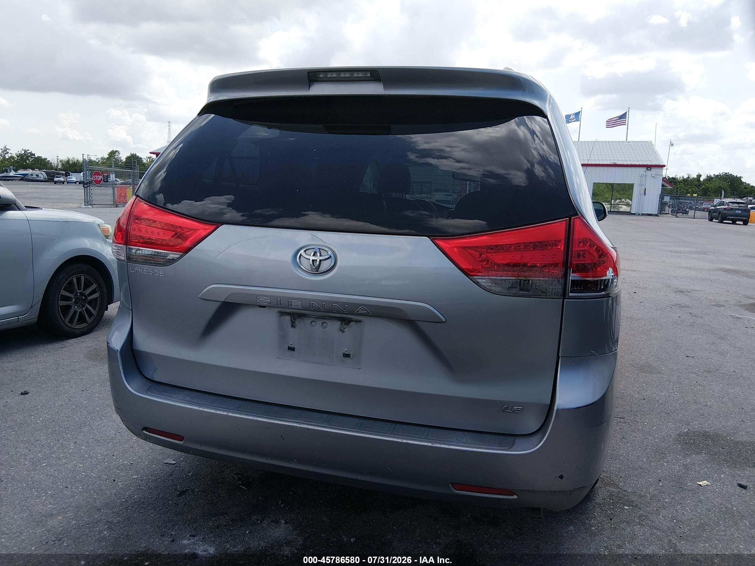 2012 Toyota Sienna Le V6 8 Passenger Silver vin: 5TDKK3DC3CS219142