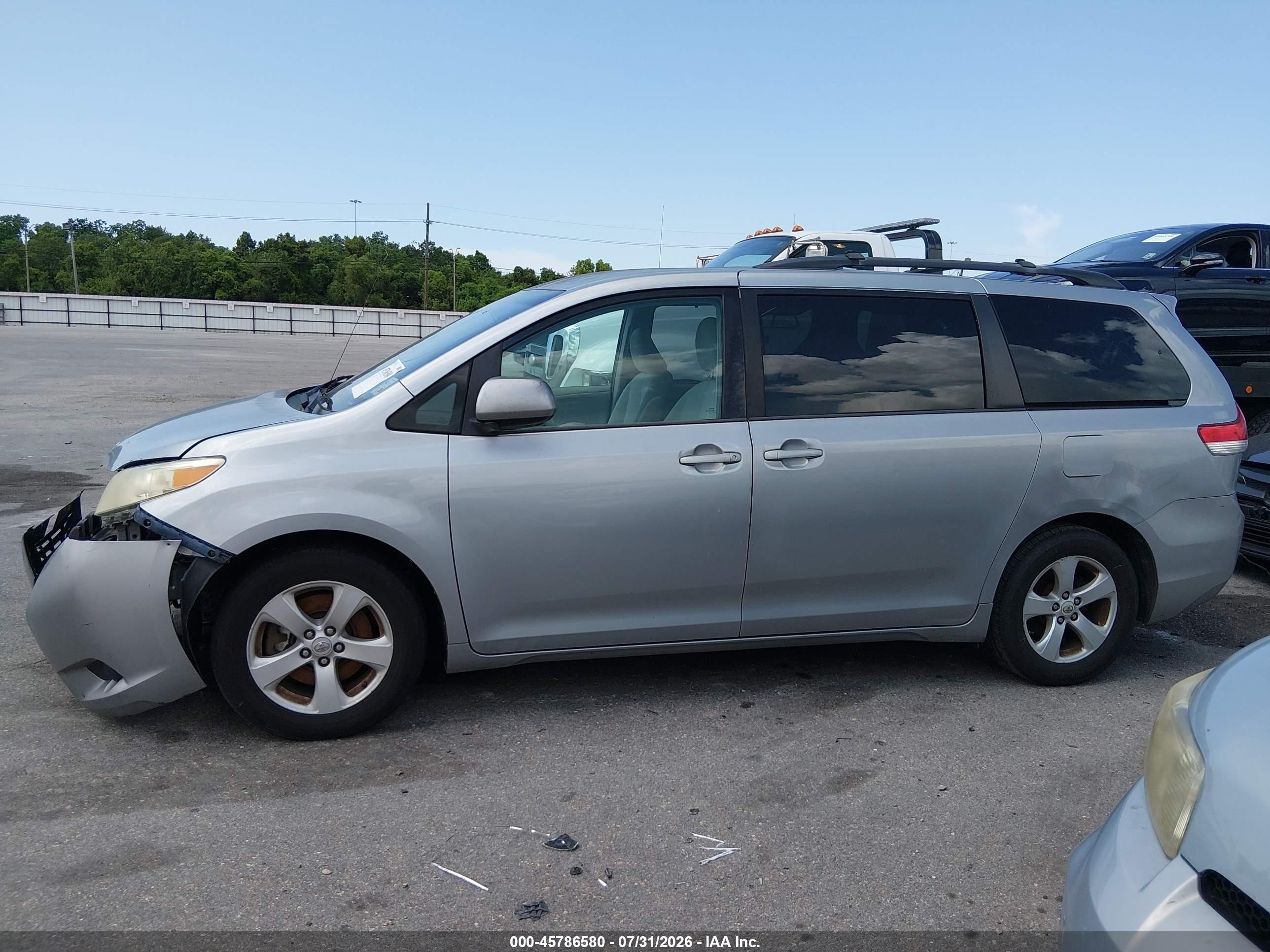 2012 Toyota Sienna Le V6 8 Passenger Silver vin: 5TDKK3DC3CS219142