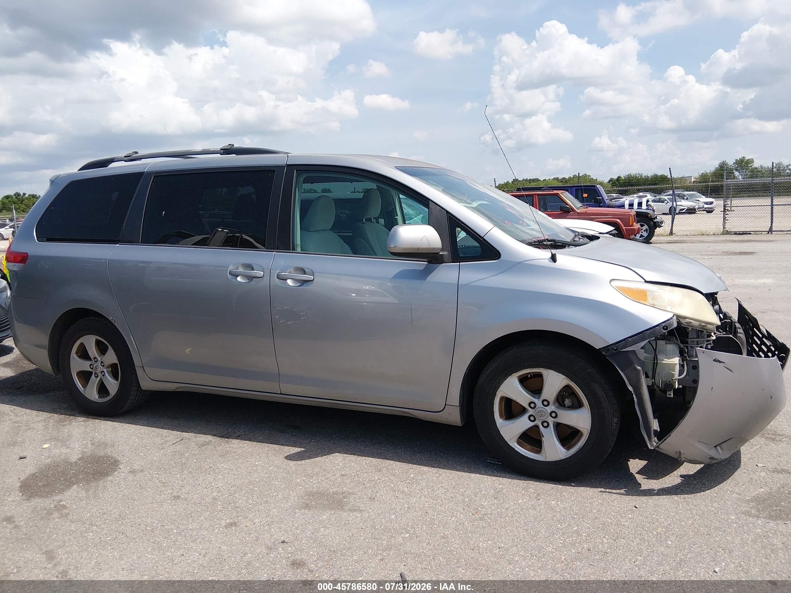 2012 Toyota Sienna Le V6 8 Passenger Silver vin: 5TDKK3DC3CS219142