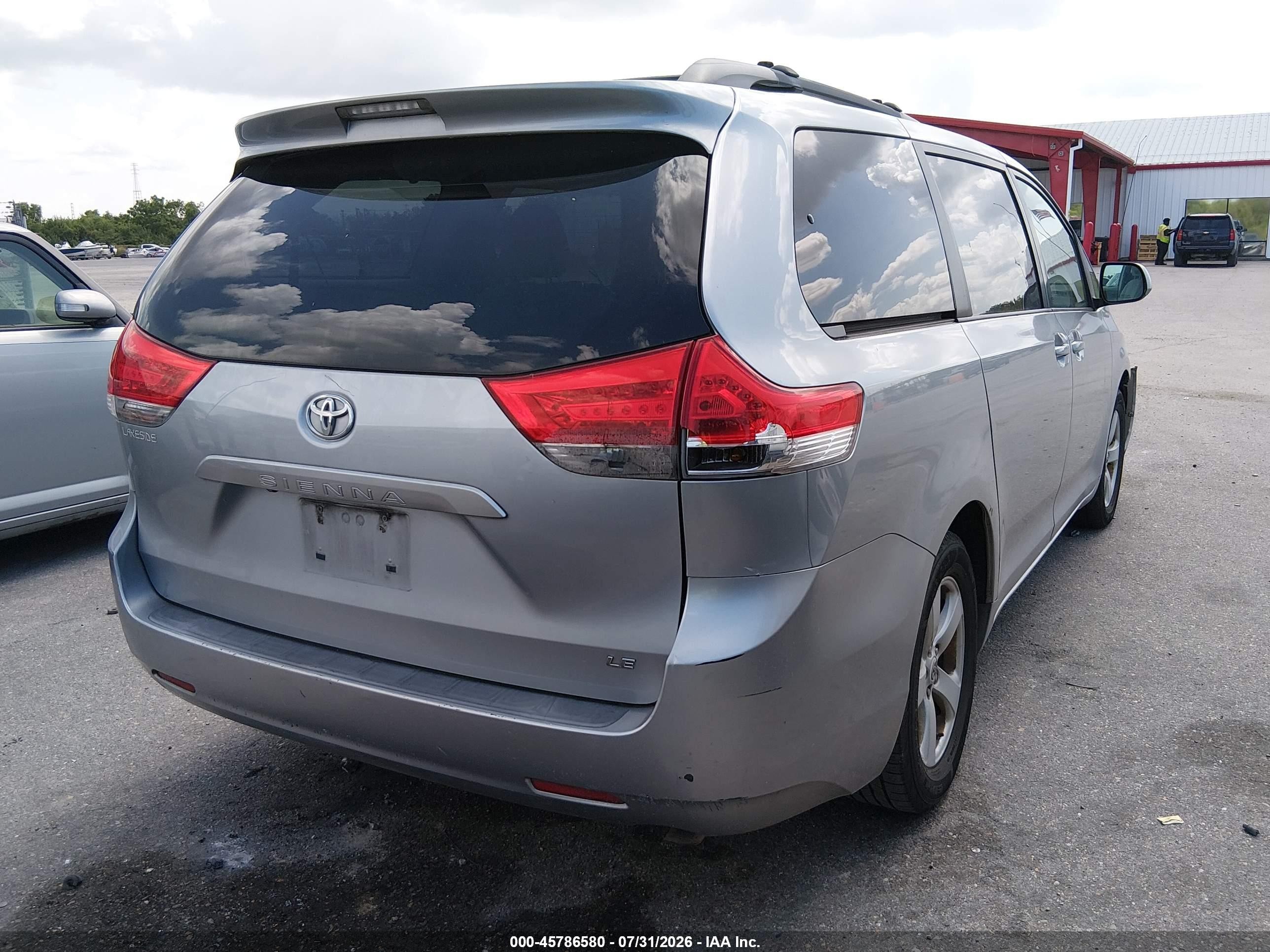 2012 Toyota Sienna Le V6 8 Passenger Silver vin: 5TDKK3DC3CS219142