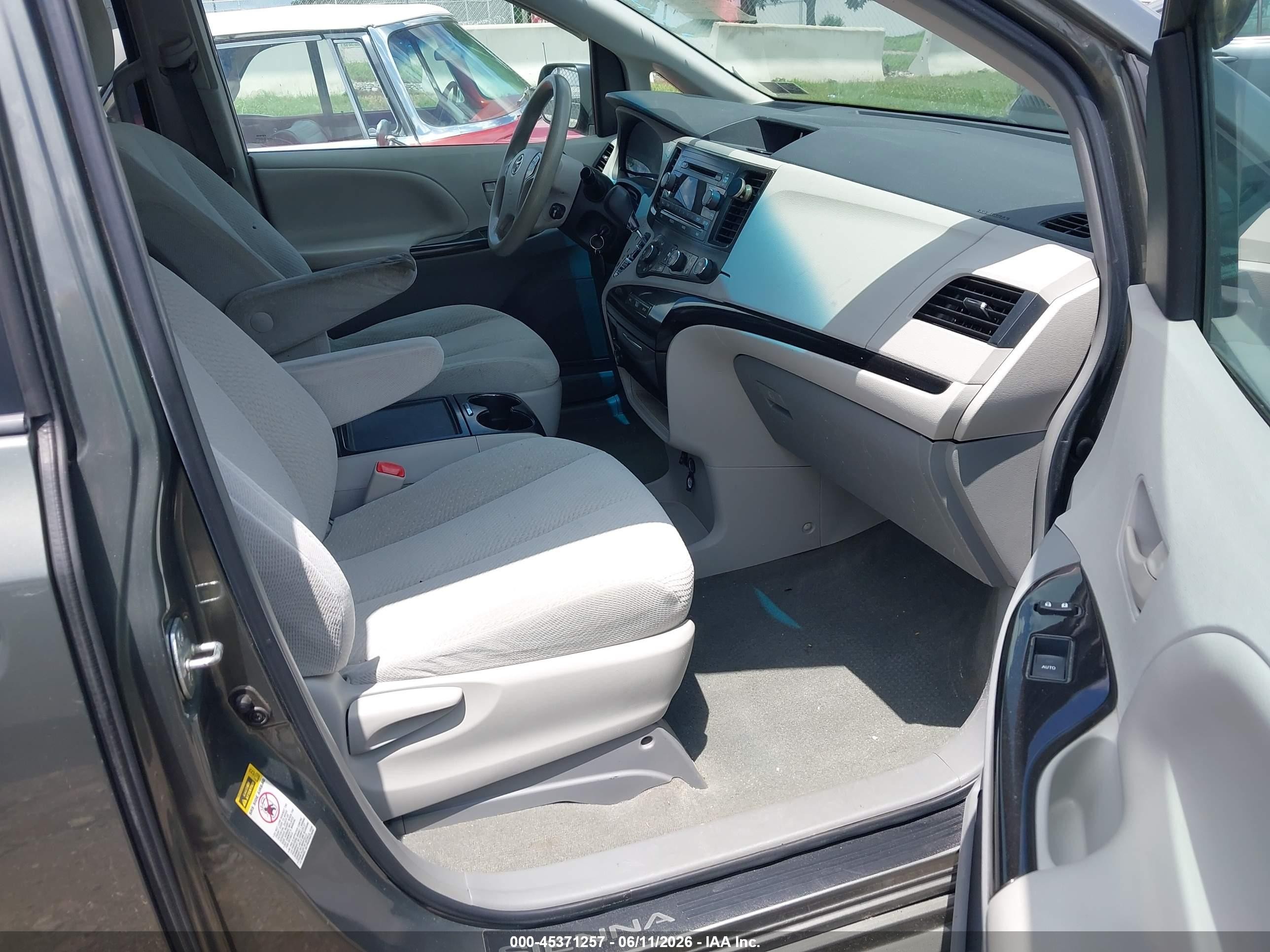 2012 Toyota Sienna Le V6 8 Passenger Зеленый vin: 5TDKK3DC3CS223790