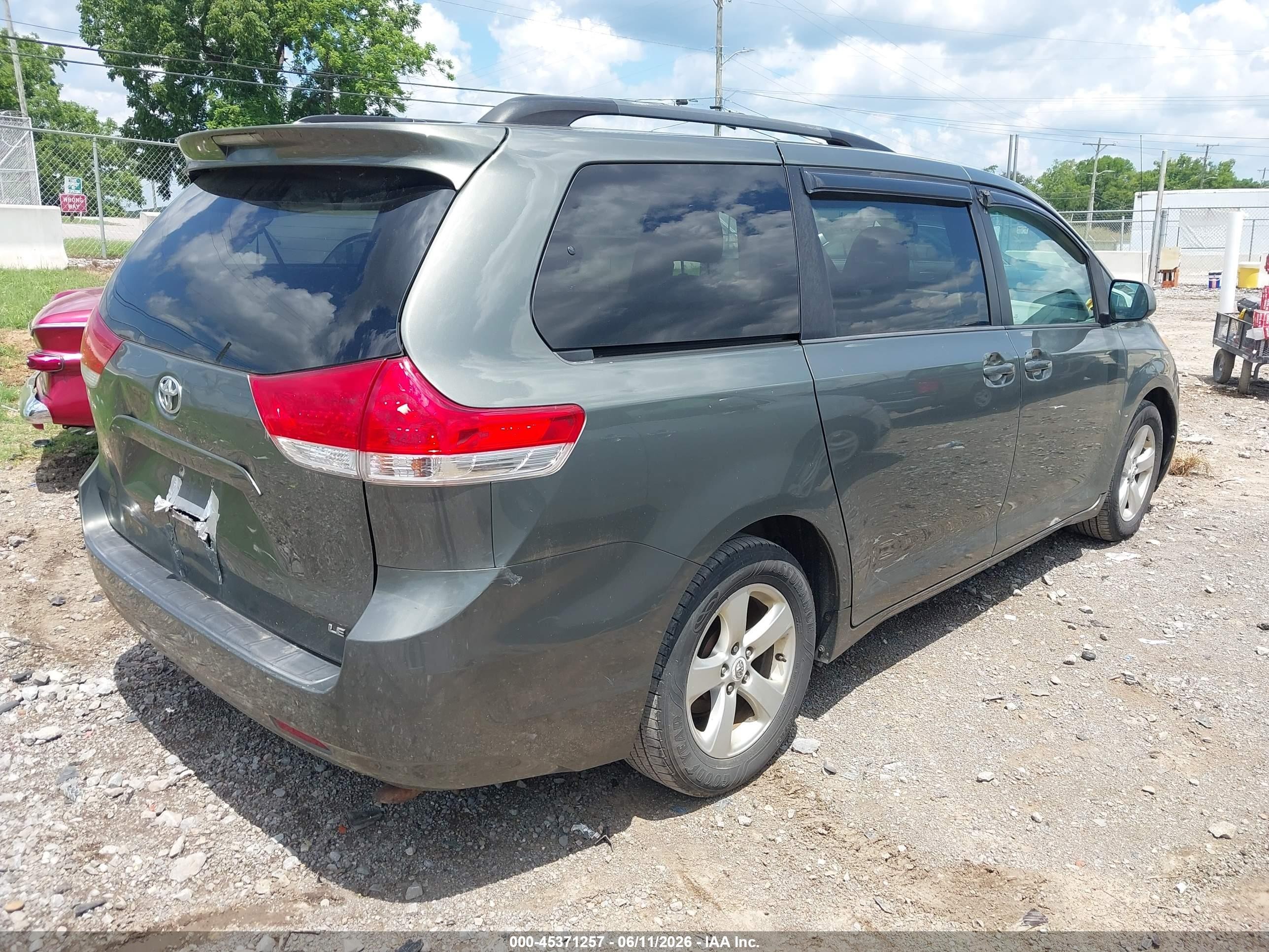2012 Toyota Sienna Le V6 8 Passenger Зеленый vin: 5TDKK3DC3CS223790