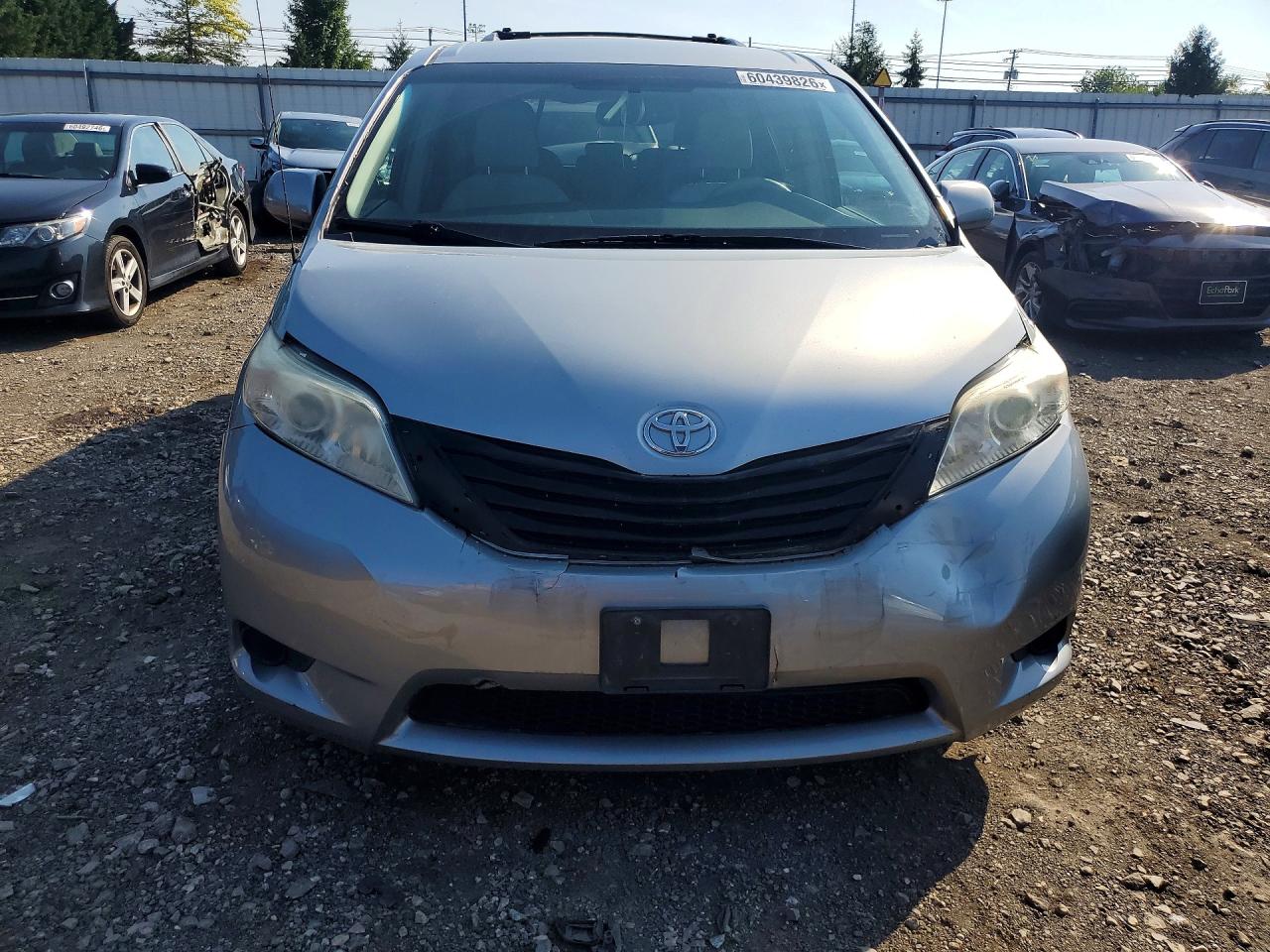2012 Toyota Sienna Le Серебряный vin: 5TDKK3DC3CS234532