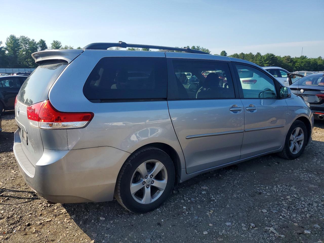 2012 Toyota Sienna Le Серебряный vin: 5TDKK3DC3CS234532