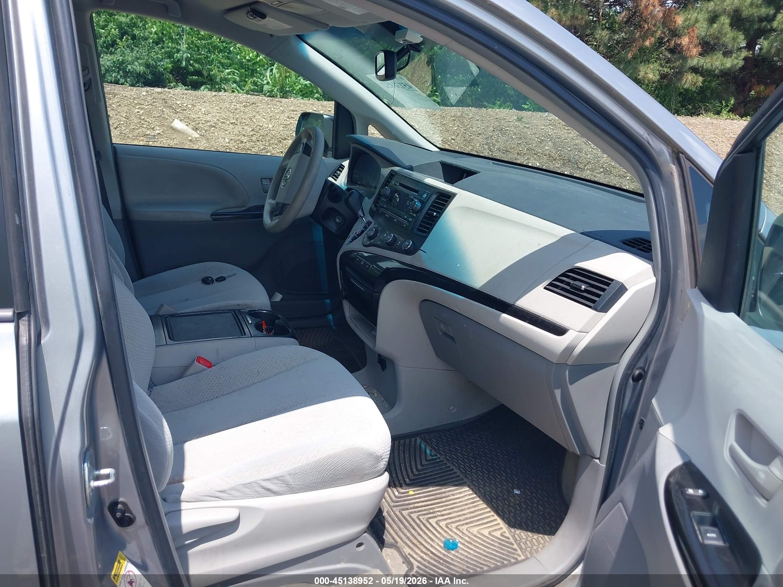 2012 Toyota Sienna Le V6 8 Passenger Серый vin: 5TDKK3DC3CS244395