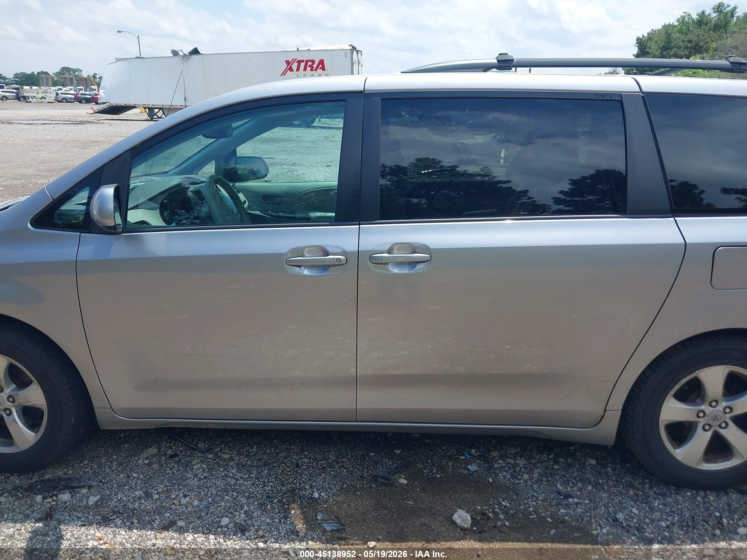 2012 Toyota Sienna Le V6 8 Passenger Серый vin: 5TDKK3DC3CS244395