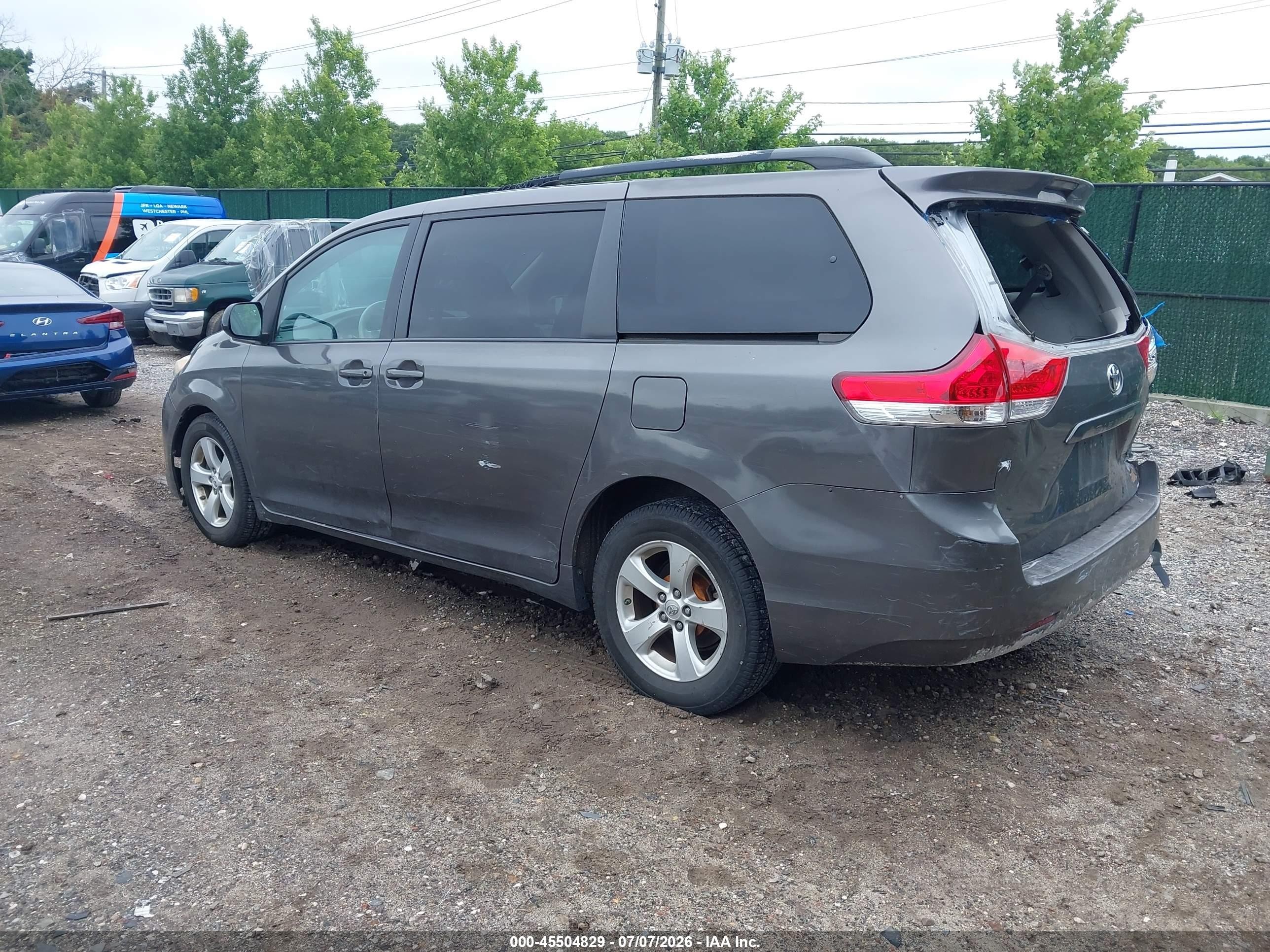 2013 Toyota Sienna Le V6 8 Passenger Brown vin: 5TDKK3DC3DS306881