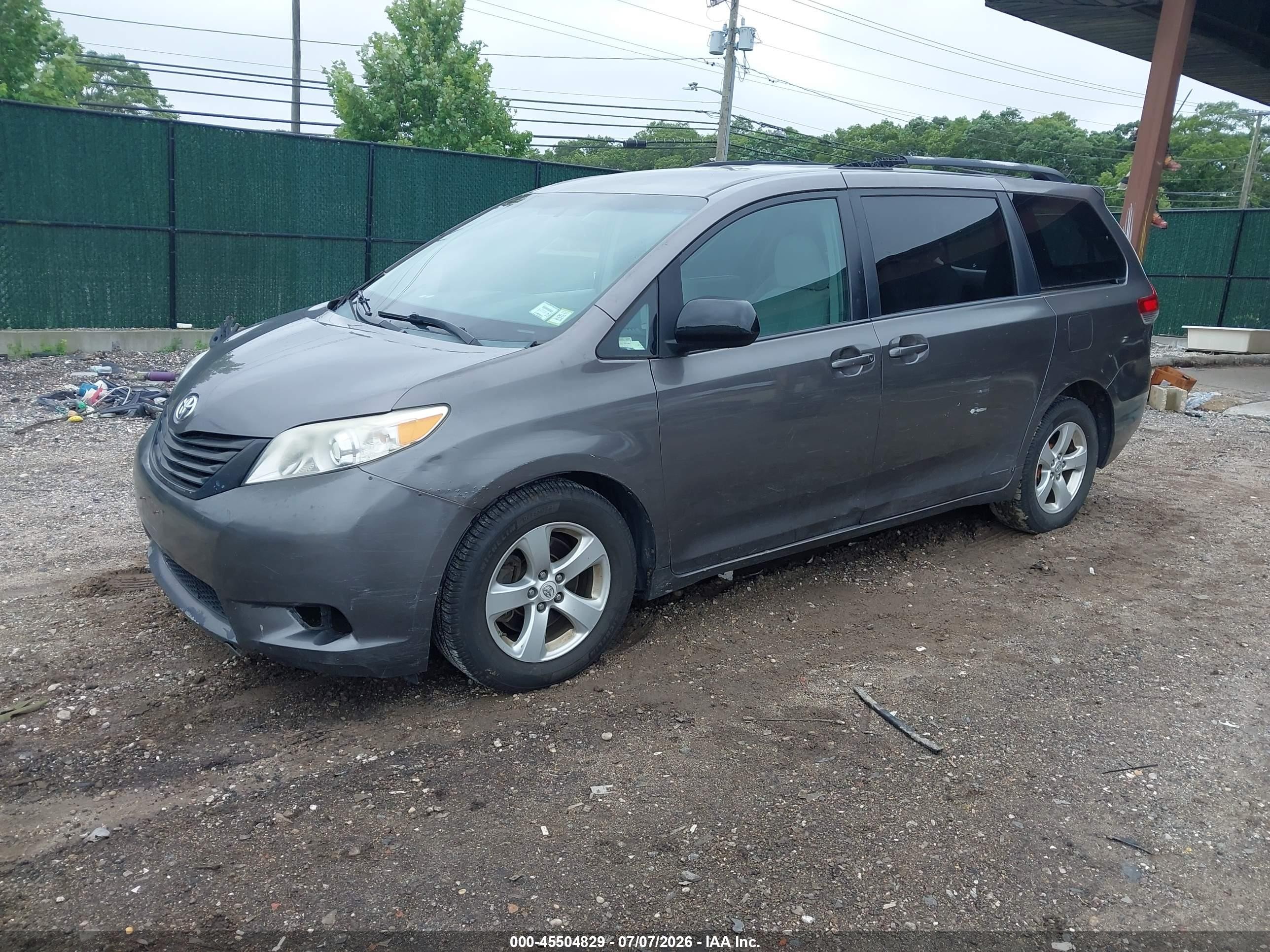2013 Toyota Sienna Le V6 8 Passenger Brown vin: 5TDKK3DC3DS306881