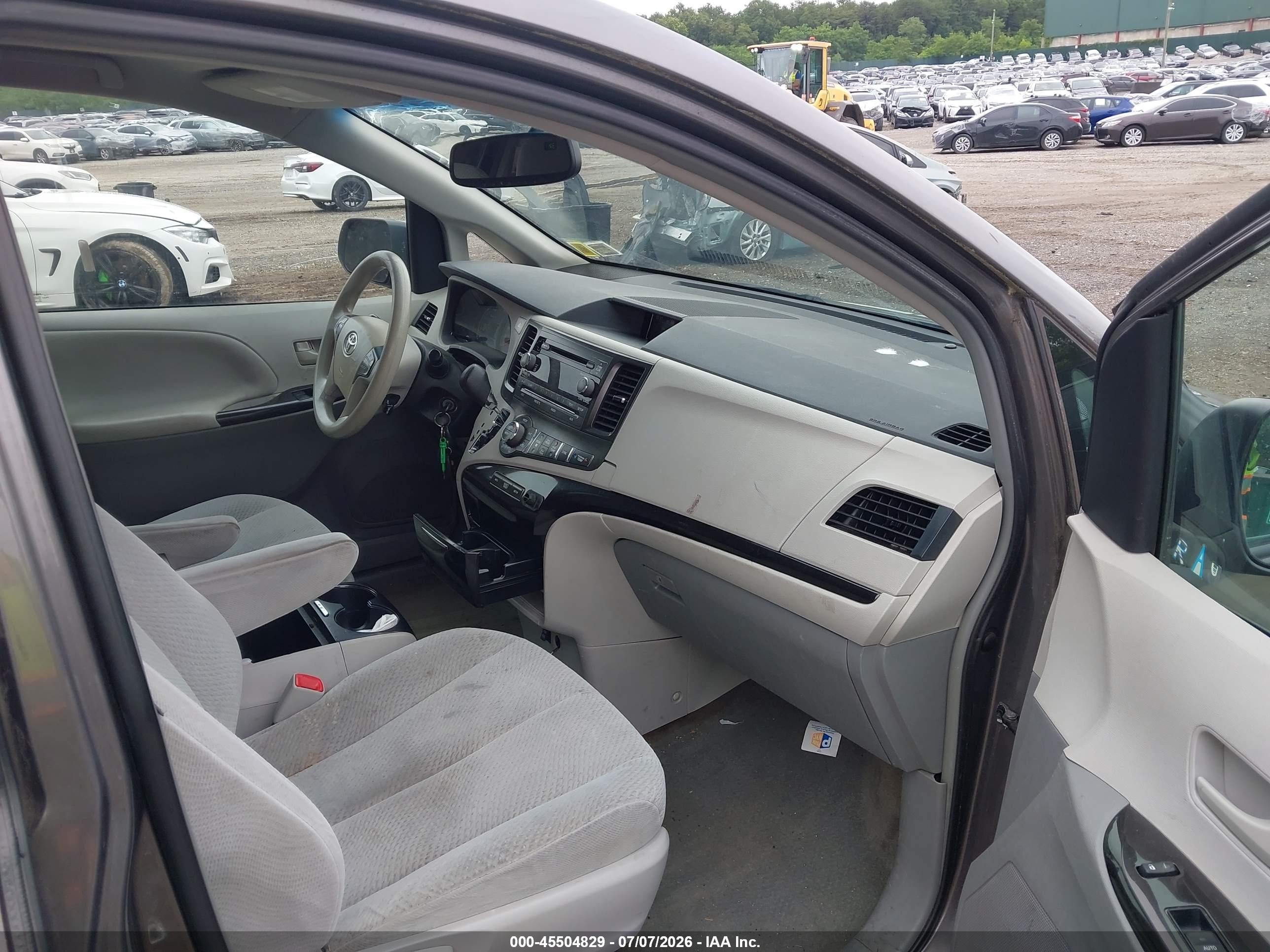 2013 Toyota Sienna Le V6 8 Passenger Brown vin: 5TDKK3DC3DS306881