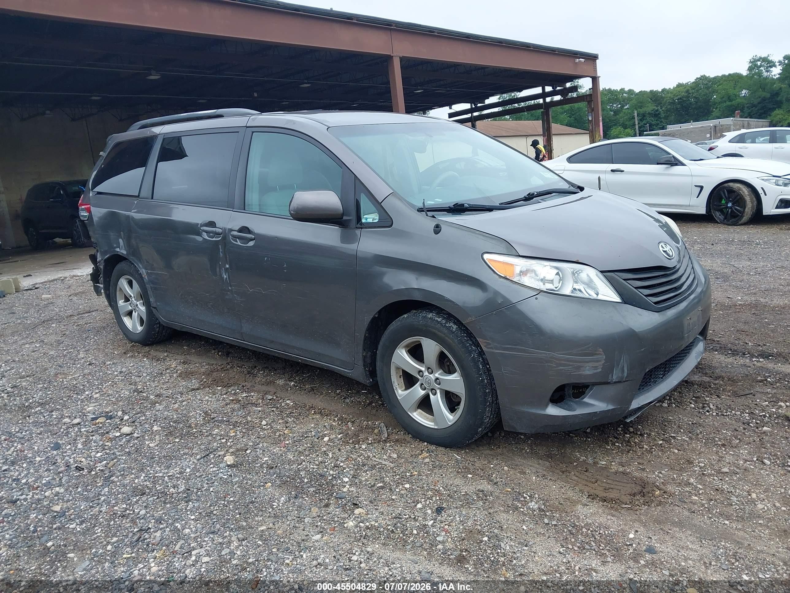 2013 Toyota Sienna Le V6 8 Passenger Brown vin: 5TDKK3DC3DS306881