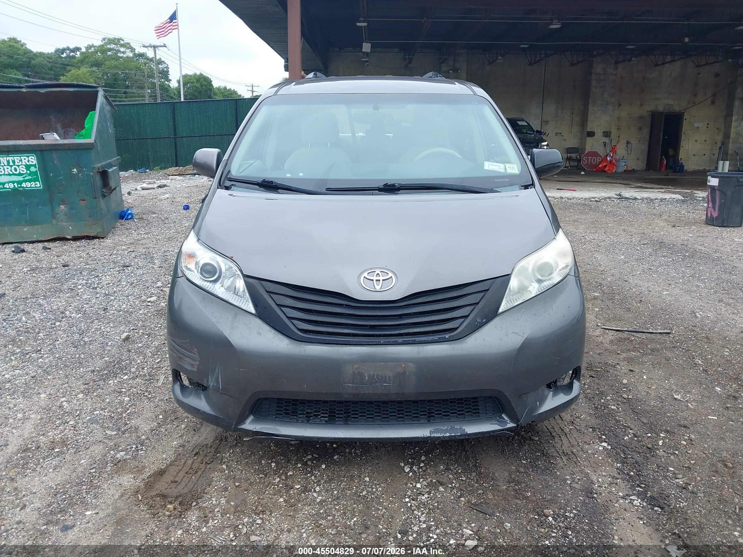 2013 Toyota Sienna Le V6 8 Passenger Brown vin: 5TDKK3DC3DS306881