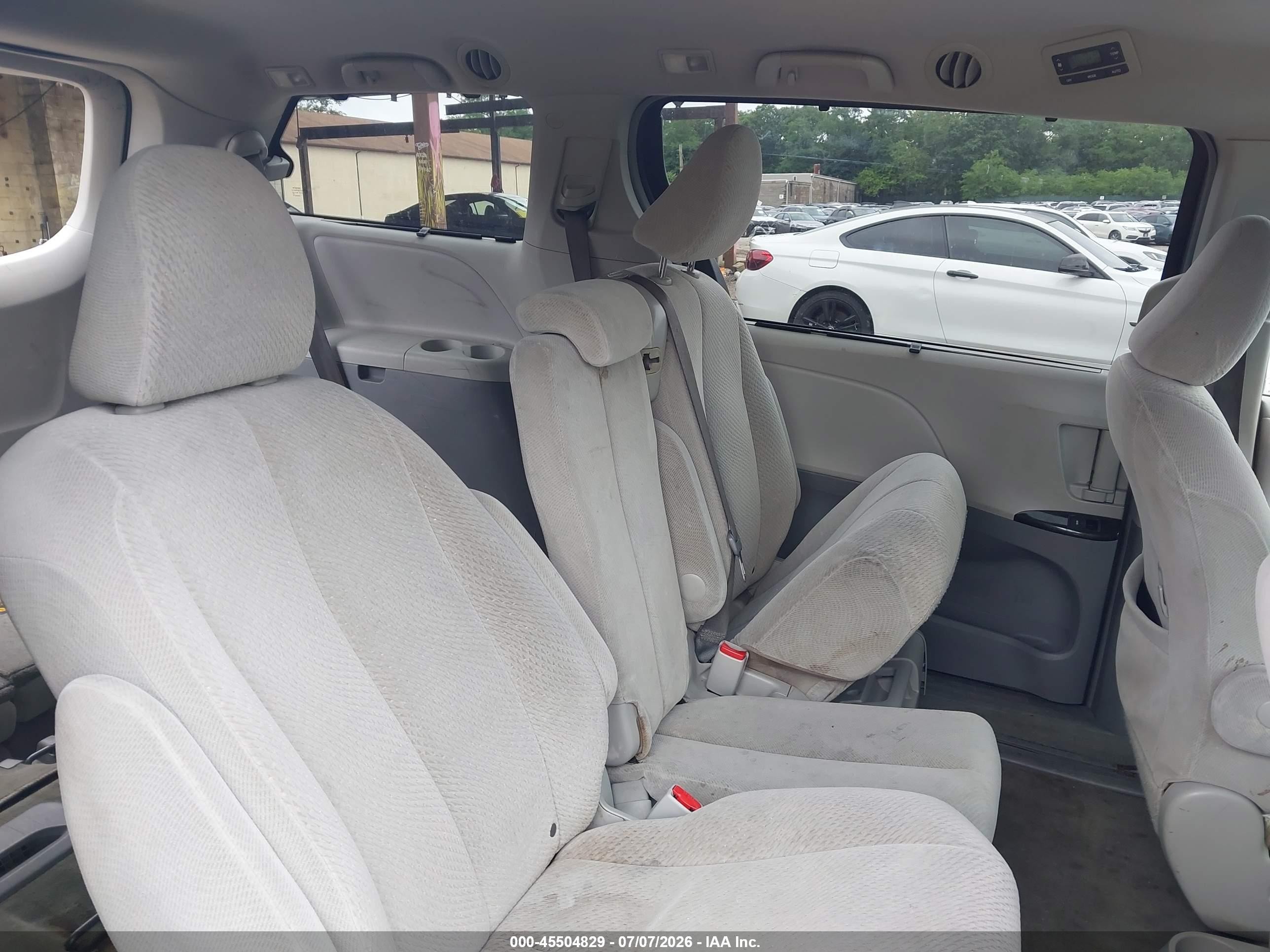 2013 Toyota Sienna Le V6 8 Passenger Brown vin: 5TDKK3DC3DS306881