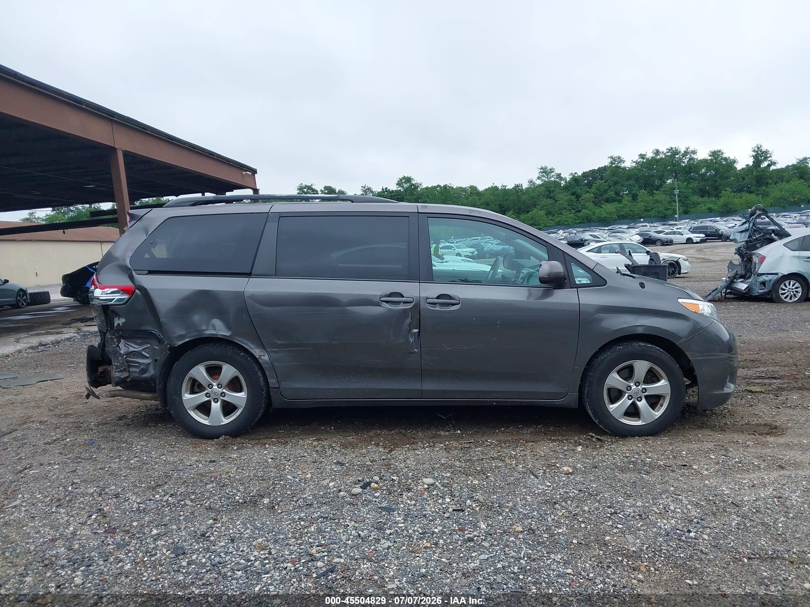 2013 Toyota Sienna Le V6 8 Passenger Brown vin: 5TDKK3DC3DS306881