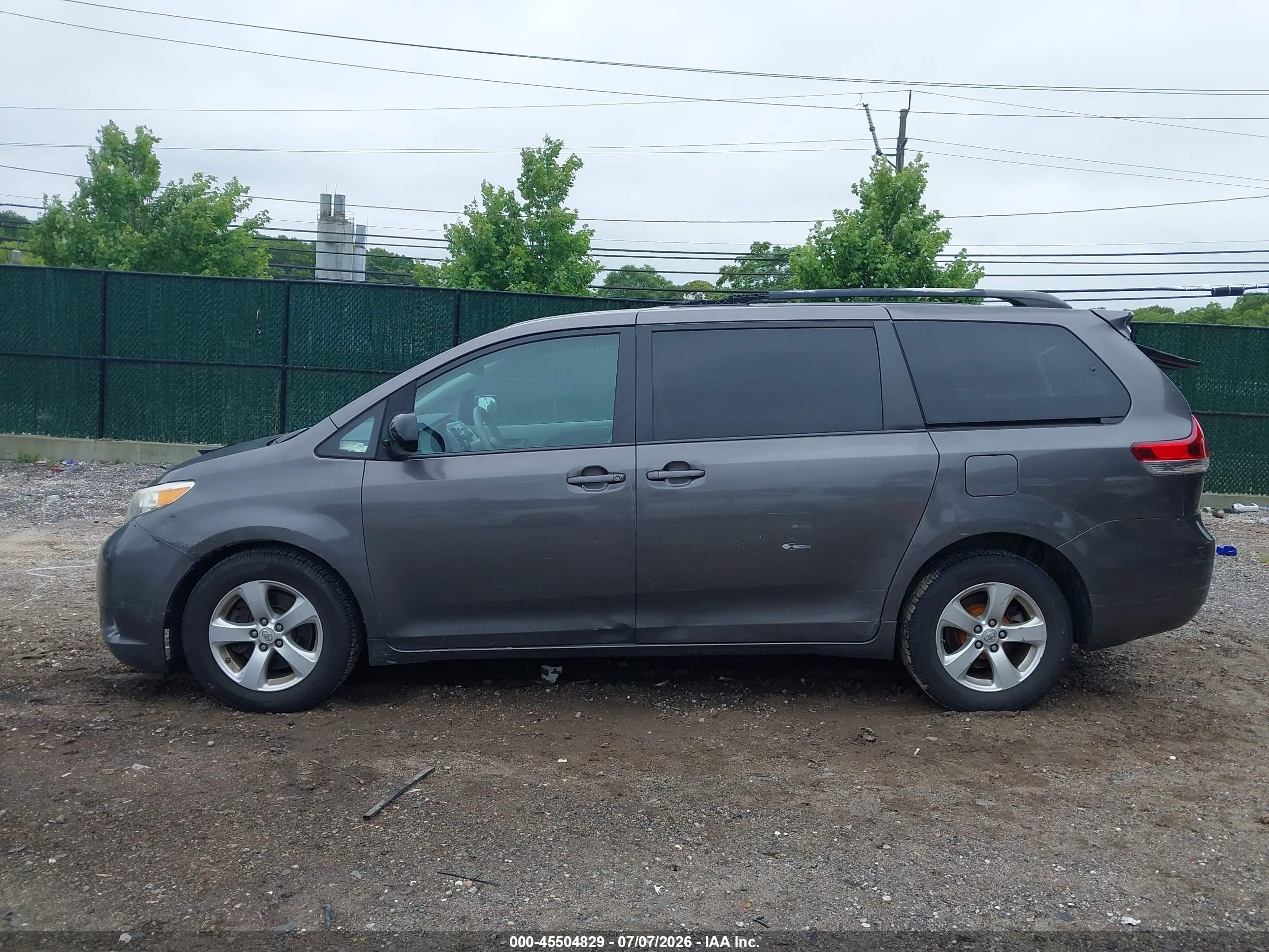 2013 Toyota Sienna Le V6 8 Passenger Brown vin: 5TDKK3DC3DS306881