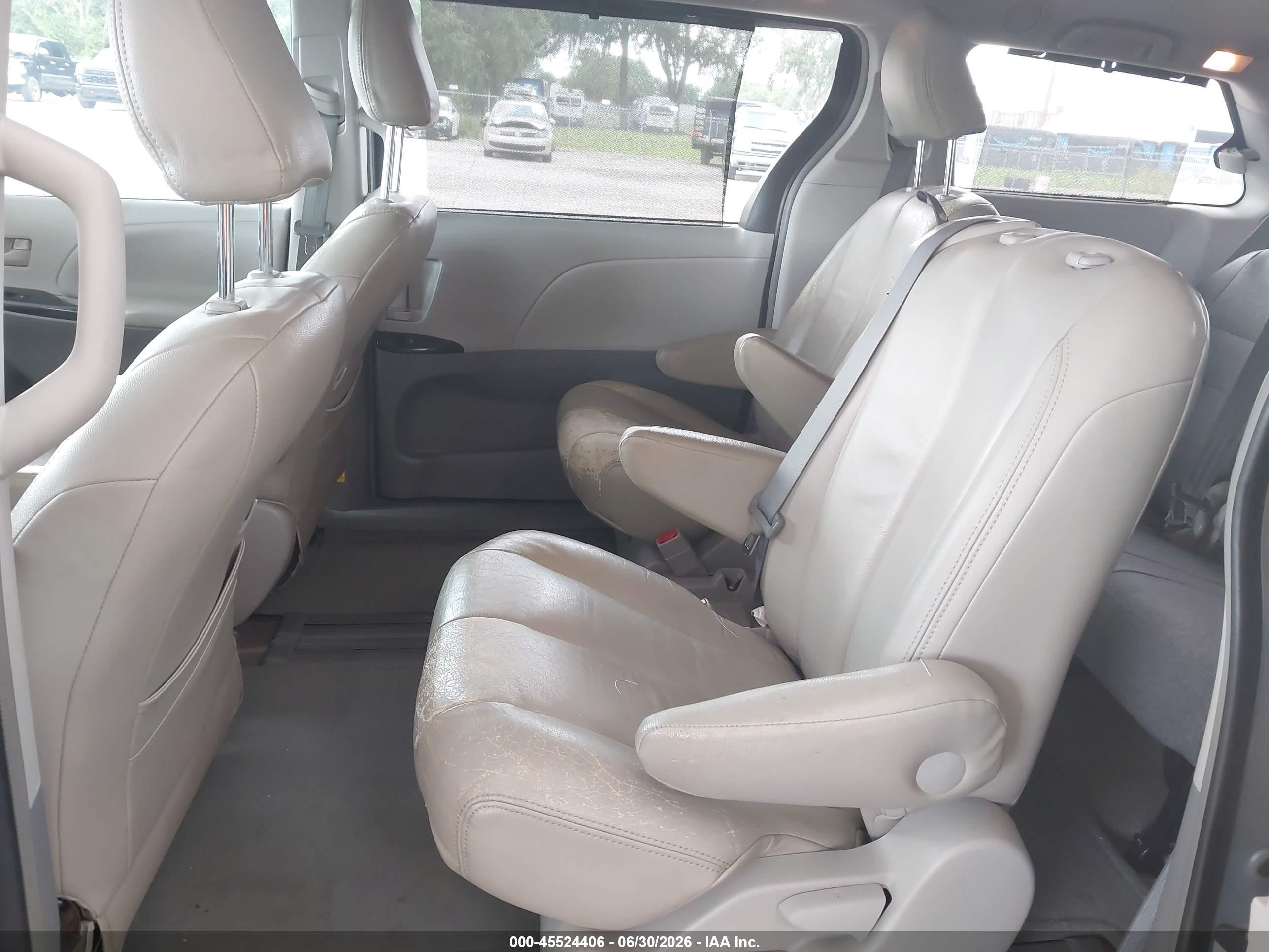 2013 Toyota Sienna Le V6 8 Passenger Silver vin: 5TDKK3DC3DS316391