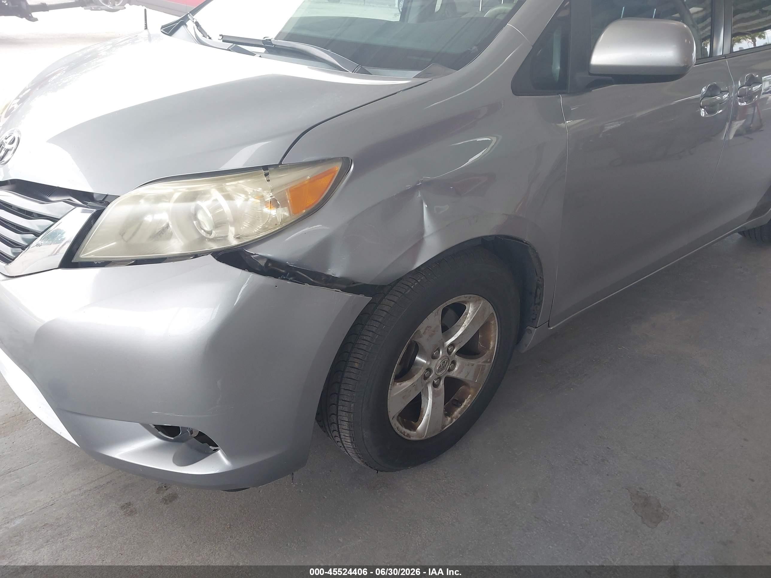 2013 Toyota Sienna Le V6 8 Passenger Silver vin: 5TDKK3DC3DS316391
