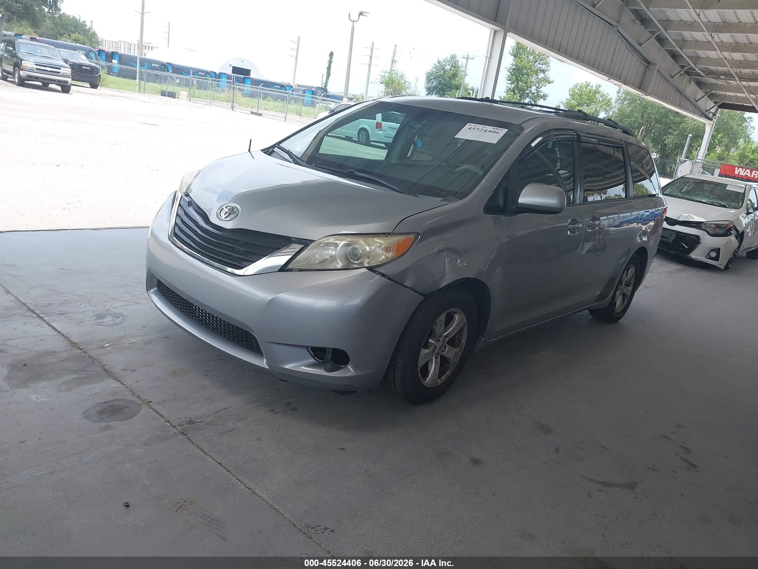 2013 Toyota Sienna Le V6 8 Passenger Silver vin: 5TDKK3DC3DS316391